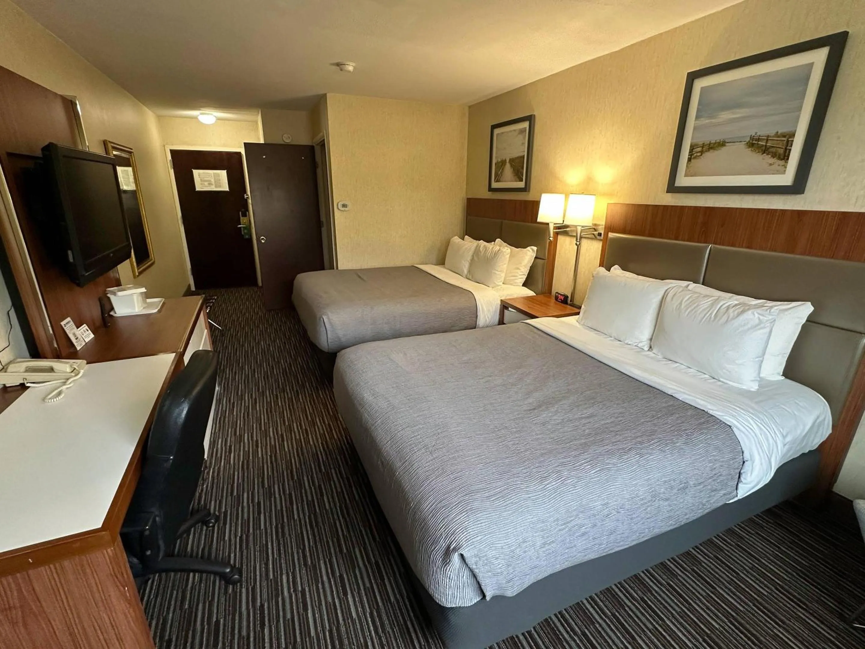 Bedroom, Bed in Quality Inn near Toms River Corporate Park