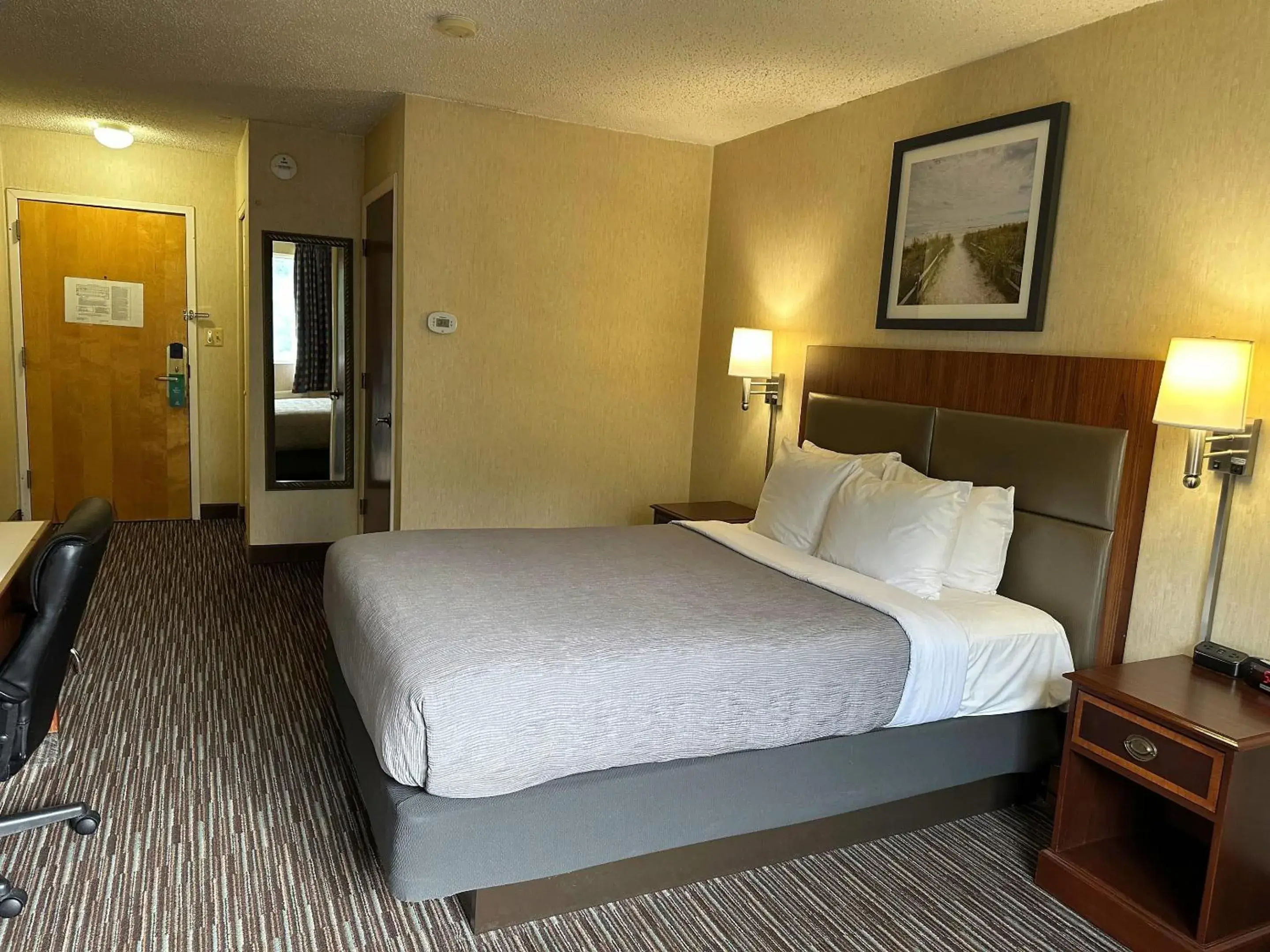 Bedroom, Bed in Quality Inn near Toms River Corporate Park Bedroom, Bed in Quality Inn near Toms River Corporate Park