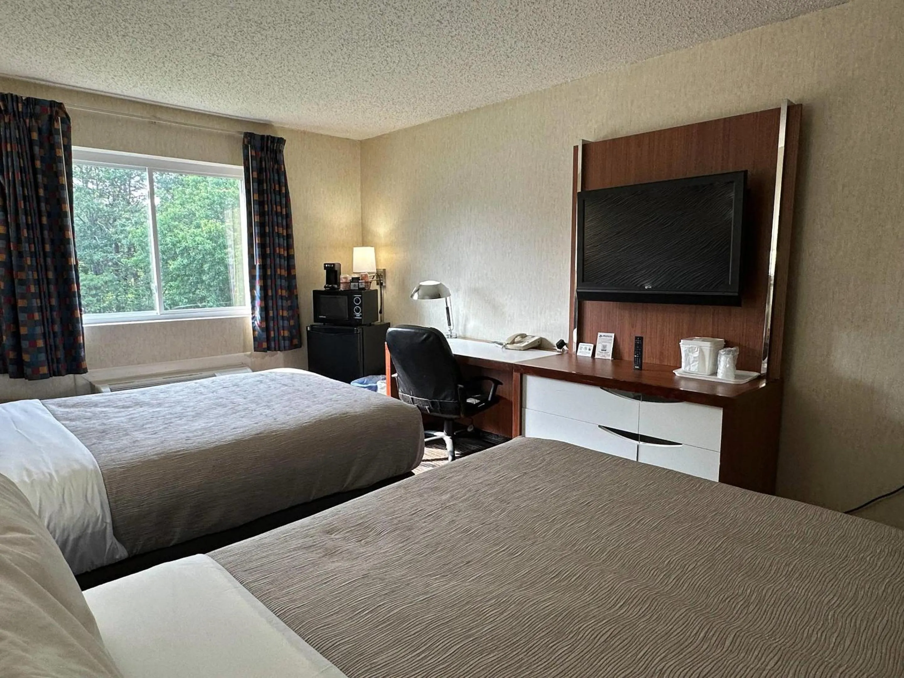 Bedroom, Bed in Quality Inn near Toms River Corporate Park