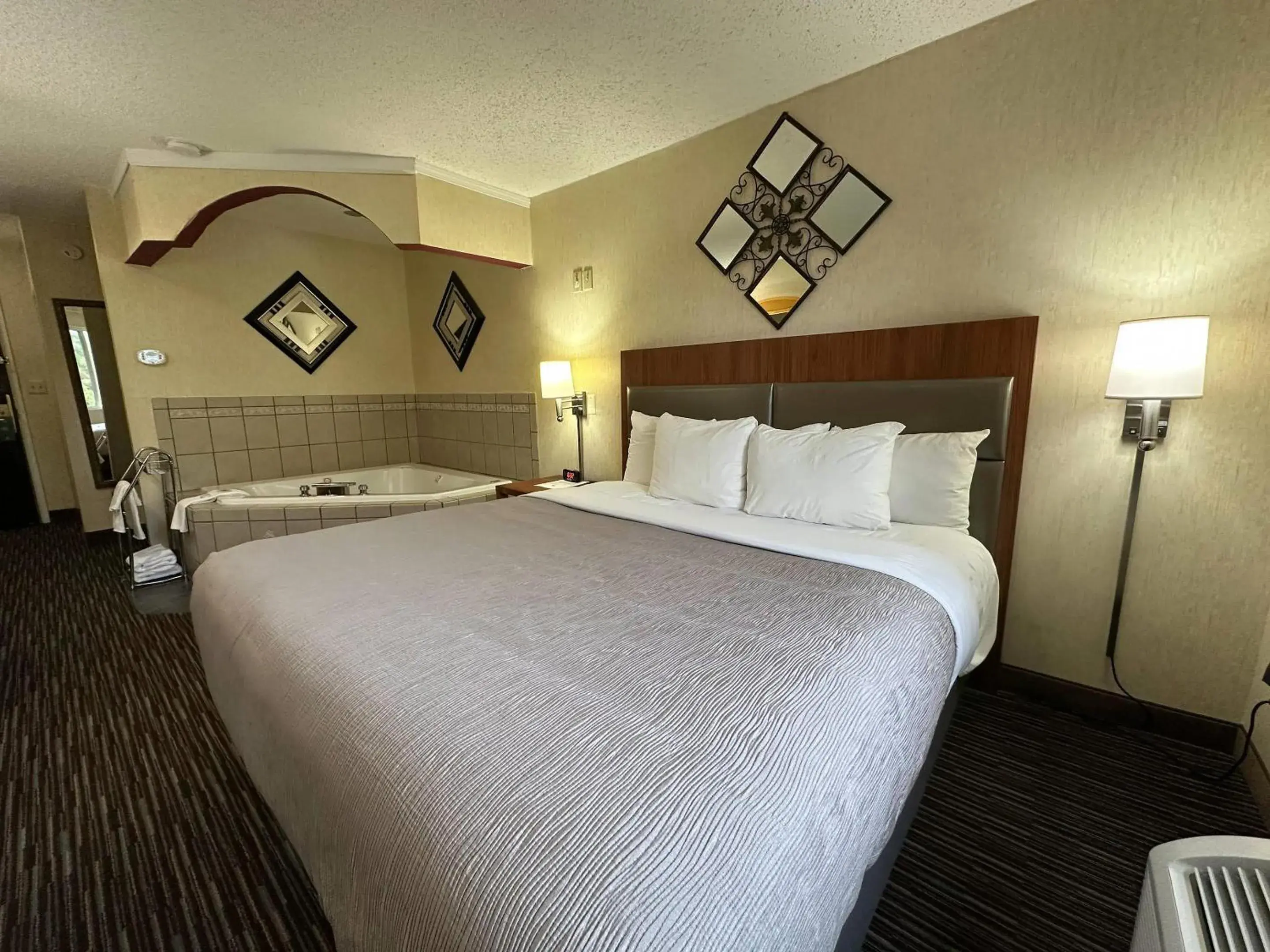 Bedroom, Bed in Quality Inn near Toms River Corporate Park Bedroom, Bed in Quality Inn near Toms River Corporate Park