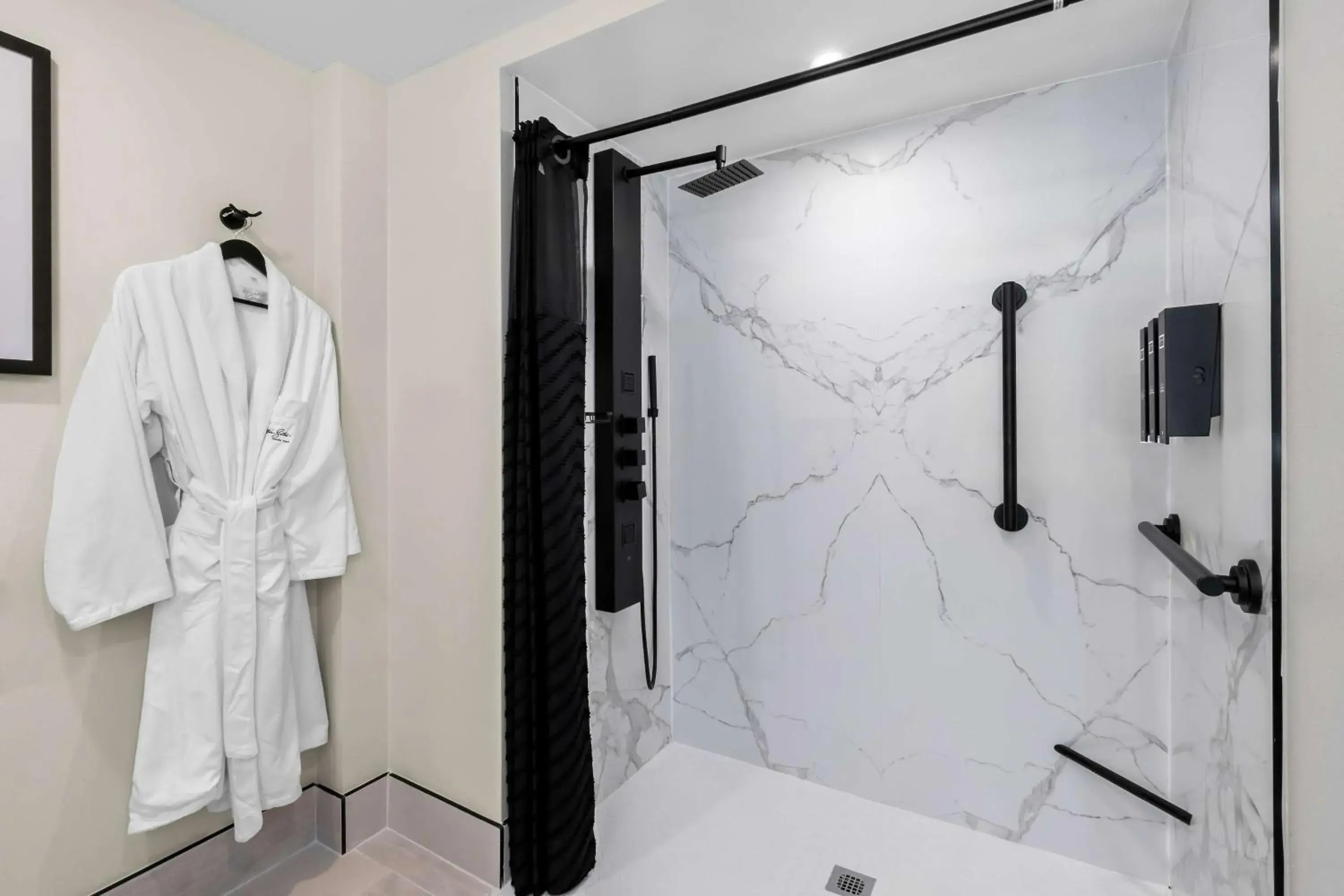 Bathroom in Latitude Suites Tinton Falls Eatontown - BW Premier Collection Bathroom in Latitude Suites Tinton Falls Eatontown - BW Premier Collection