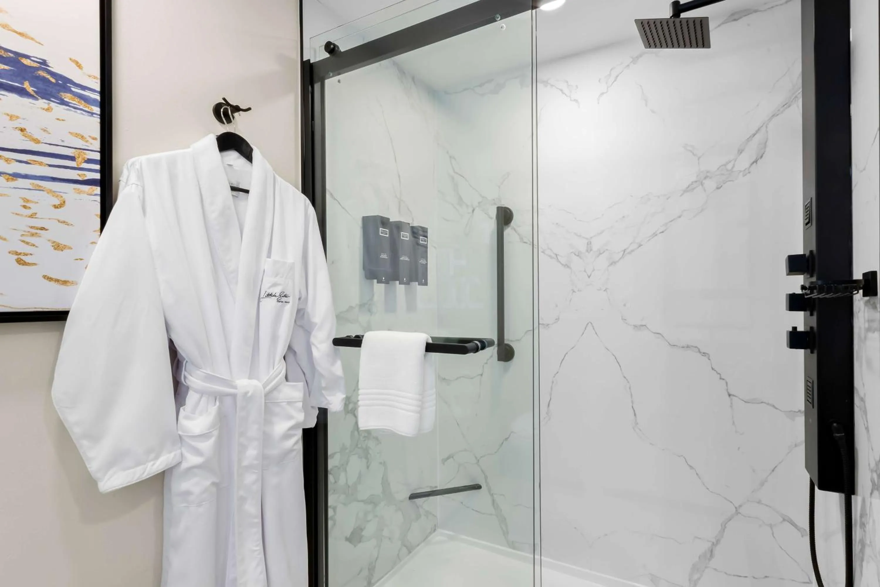 Bathroom in Latitude Suites Tinton Falls Eatontown - BW Premier Collection