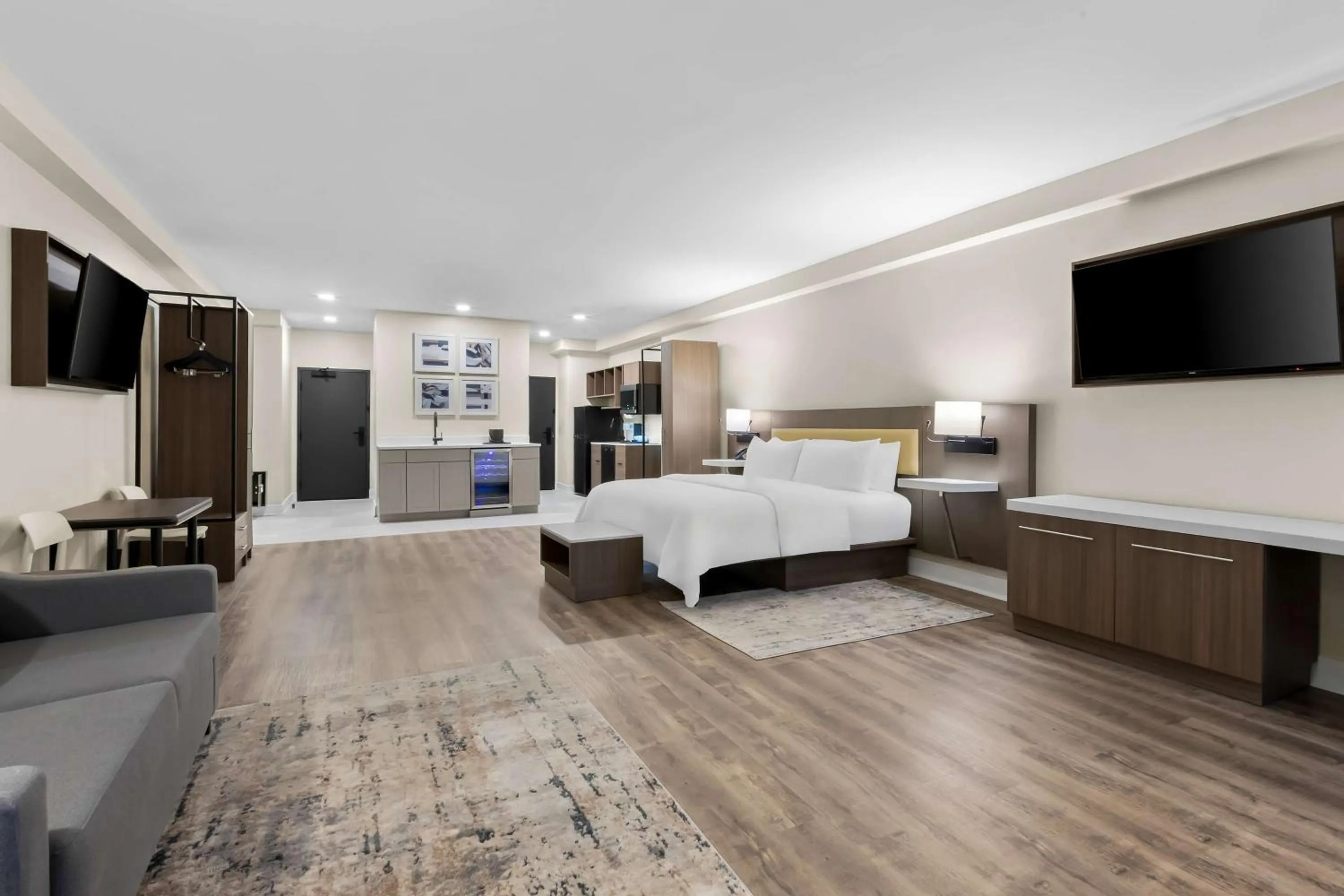 Bedroom, Bed in Latitude Suites Tinton Falls Eatontown - BW Premier Collection