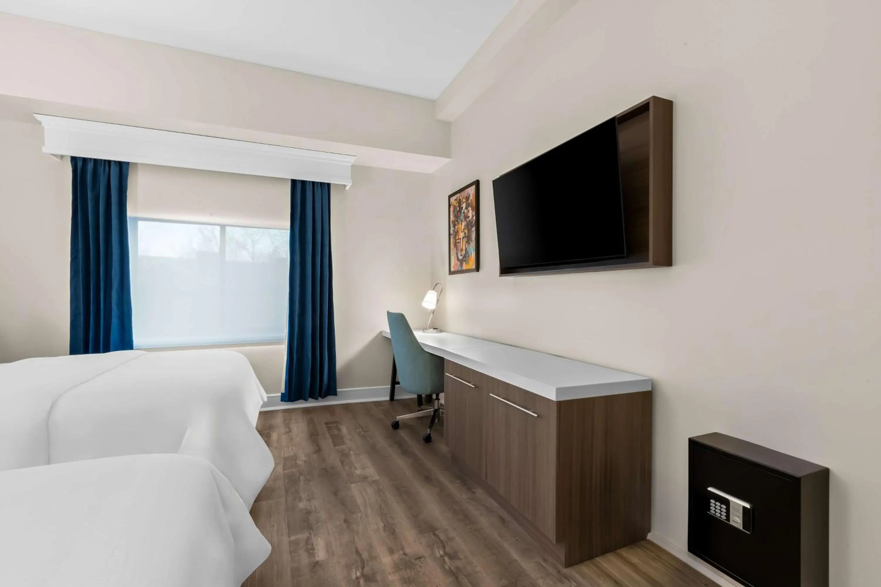 Bedroom, Bed in Latitude Suites Tinton Falls Eatontown - BW Premier Collection