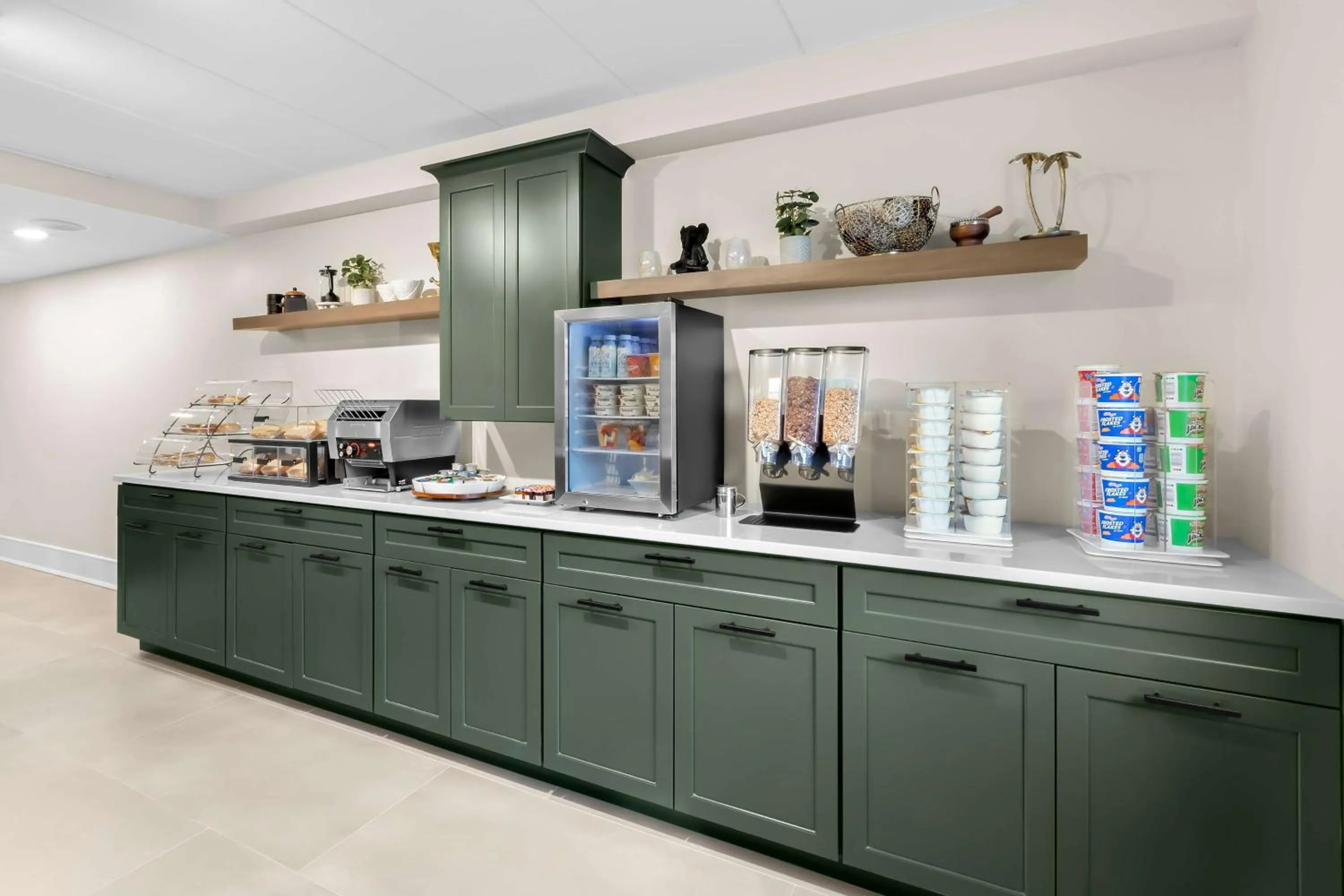 Breakfast in Latitude Suites Tinton Falls Eatontown - BW Premier Collection