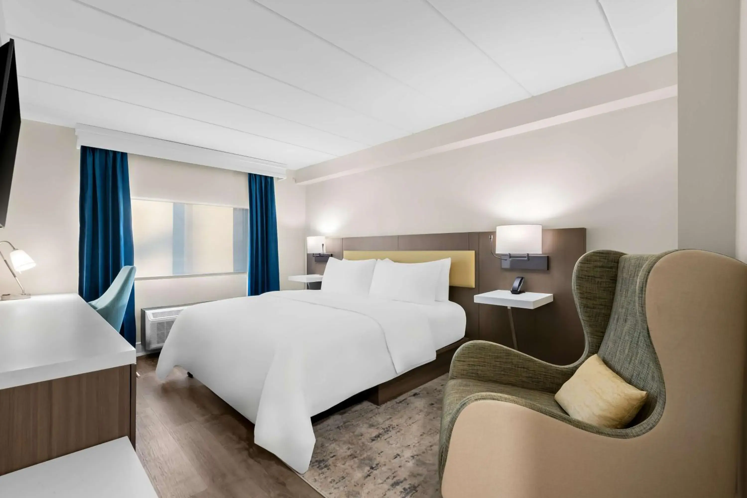 Bedroom, Bed in Latitude Suites Tinton Falls Eatontown - BW Premier Collection Bedroom, Bed in Latitude Suites Tinton Falls Eatontown - BW Premier Collection