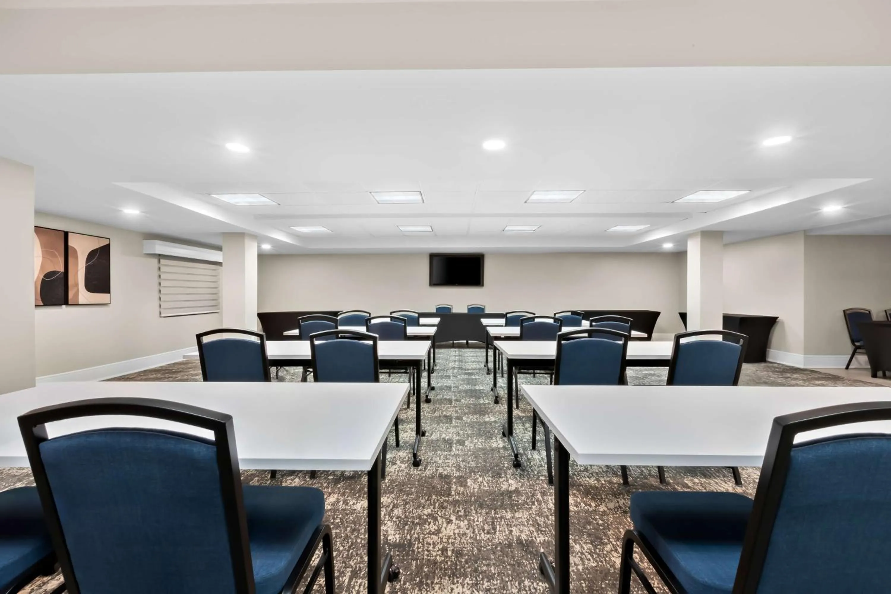 Meeting/conference room in Latitude Suites Tinton Falls Eatontown - BW Premier Collection