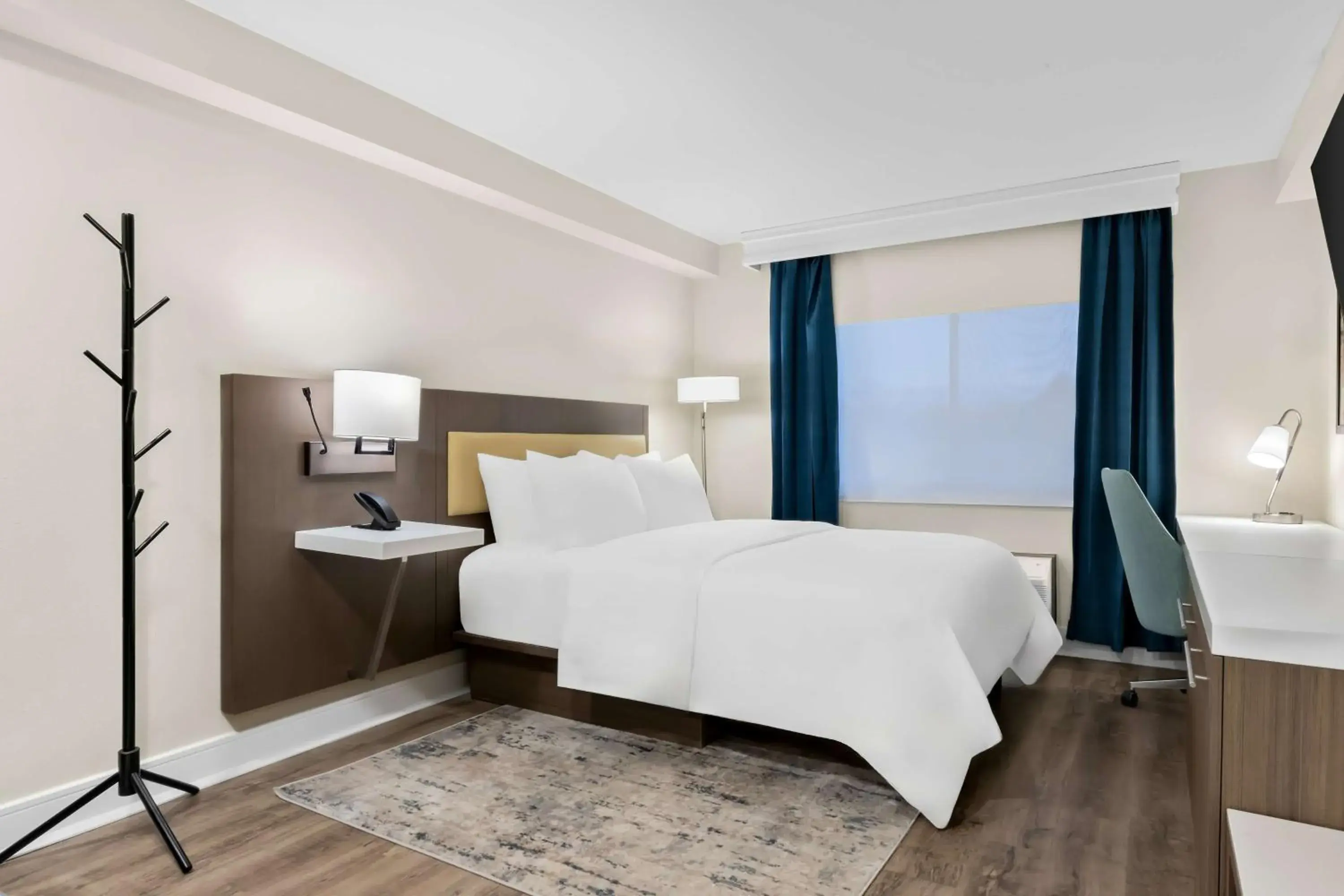 Studio Queen Suite with Kitchen and Walk-In Shower - Non-Smoking in Latitude Suites Tinton Falls Eatontown - BW Premier Collection Studio Queen Suite with Kitchen and Walk-In Shower - Non-Smoking in Latitude Suites Tinton Falls Eatontown - BW Premier Collection