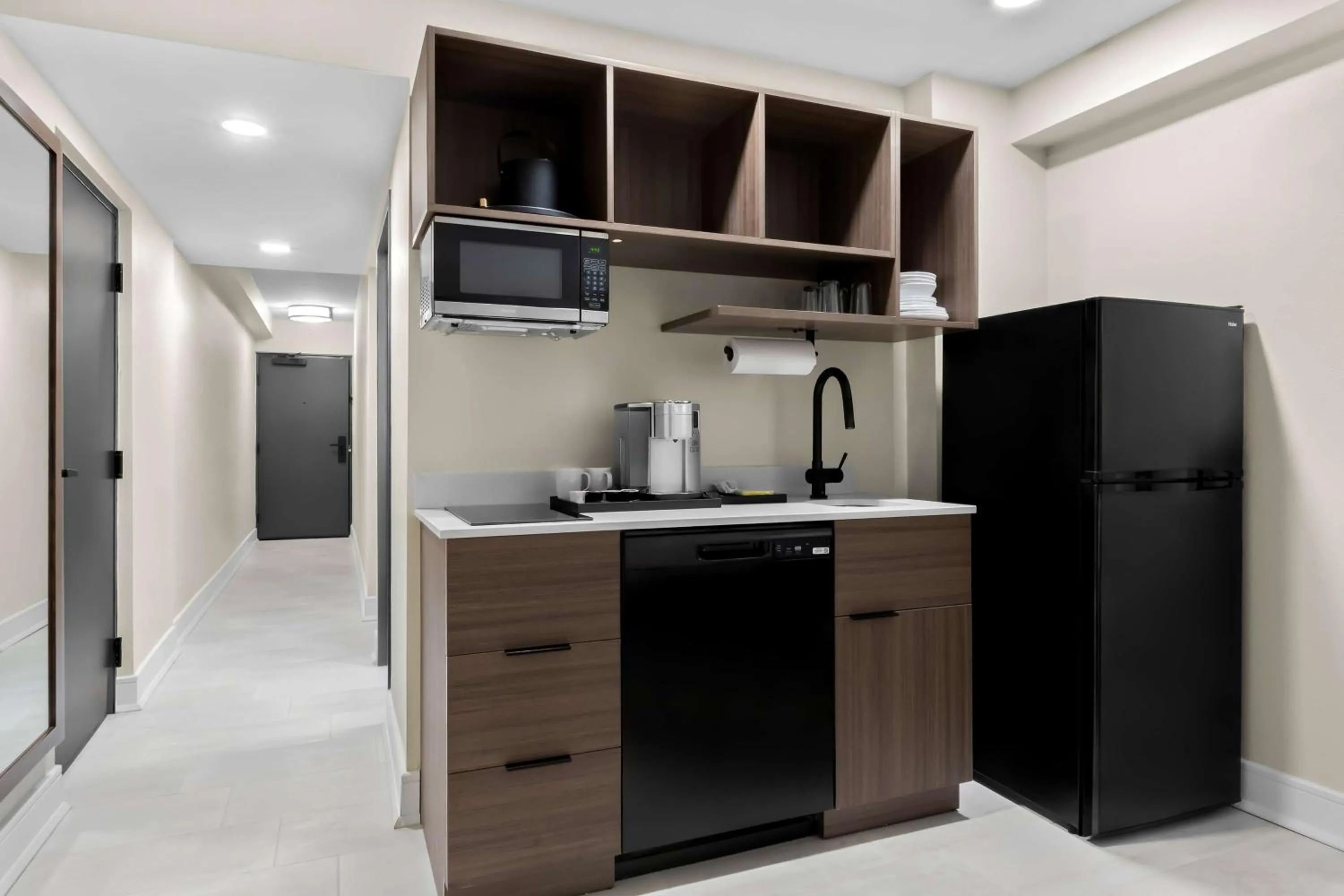Kitchen or kitchenette in Latitude Suites Tinton Falls Eatontown - BW Premier Collection