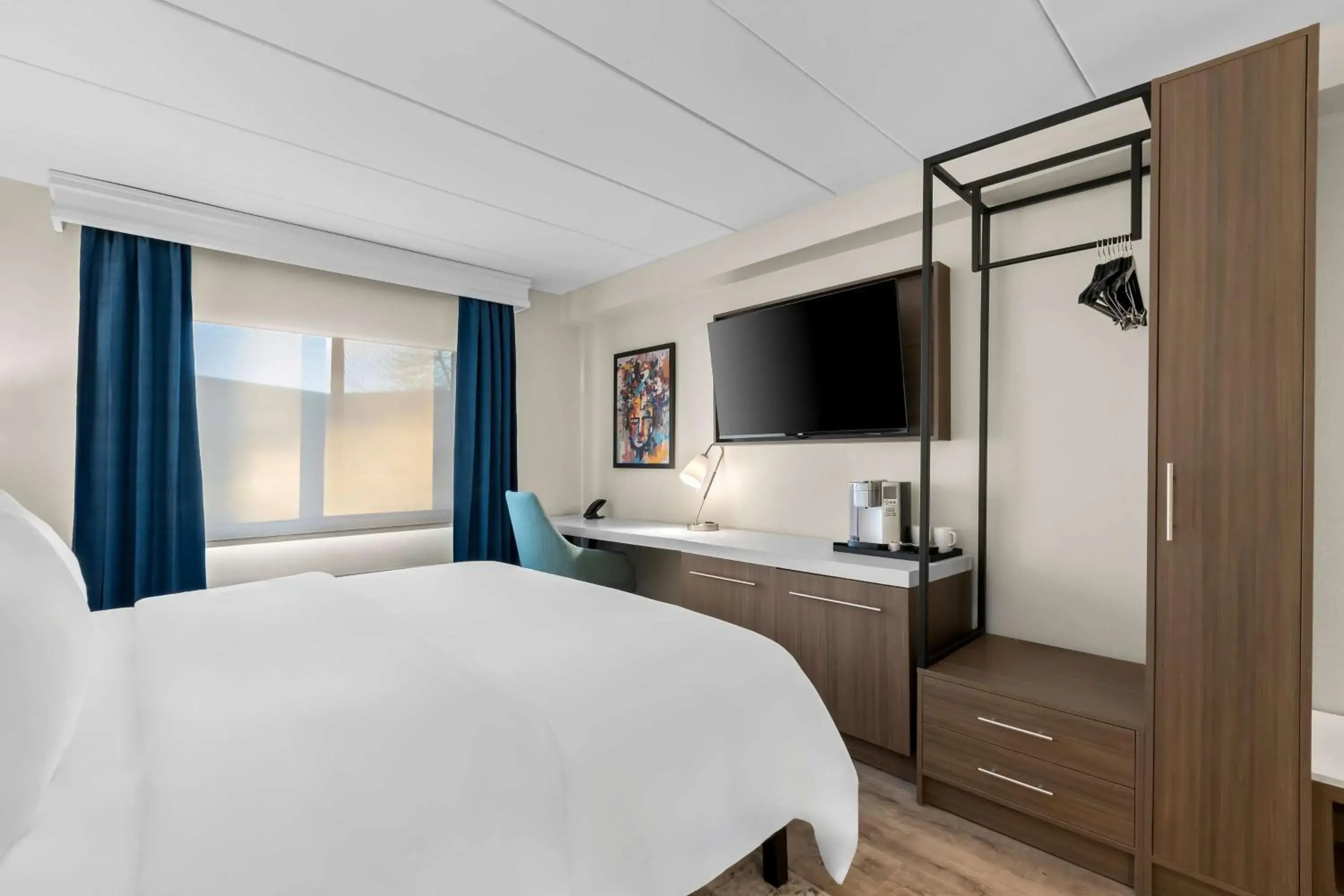 Bedroom, Bed in Latitude Suites Tinton Falls Eatontown - BW Premier Collection Bedroom, Bed in Latitude Suites Tinton Falls Eatontown - BW Premier Collection