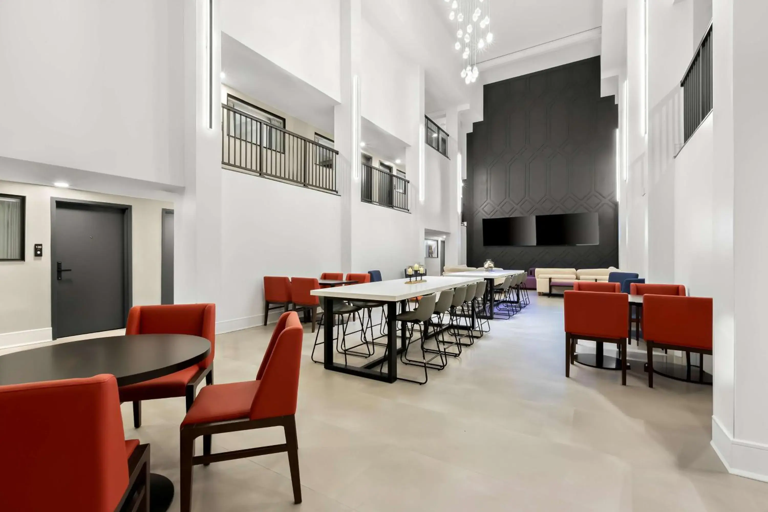 Lounge or bar in Latitude Suites Tinton Falls Eatontown - BW Premier Collection Lounge or bar in Latitude Suites Tinton Falls Eatontown - BW Premier Collection