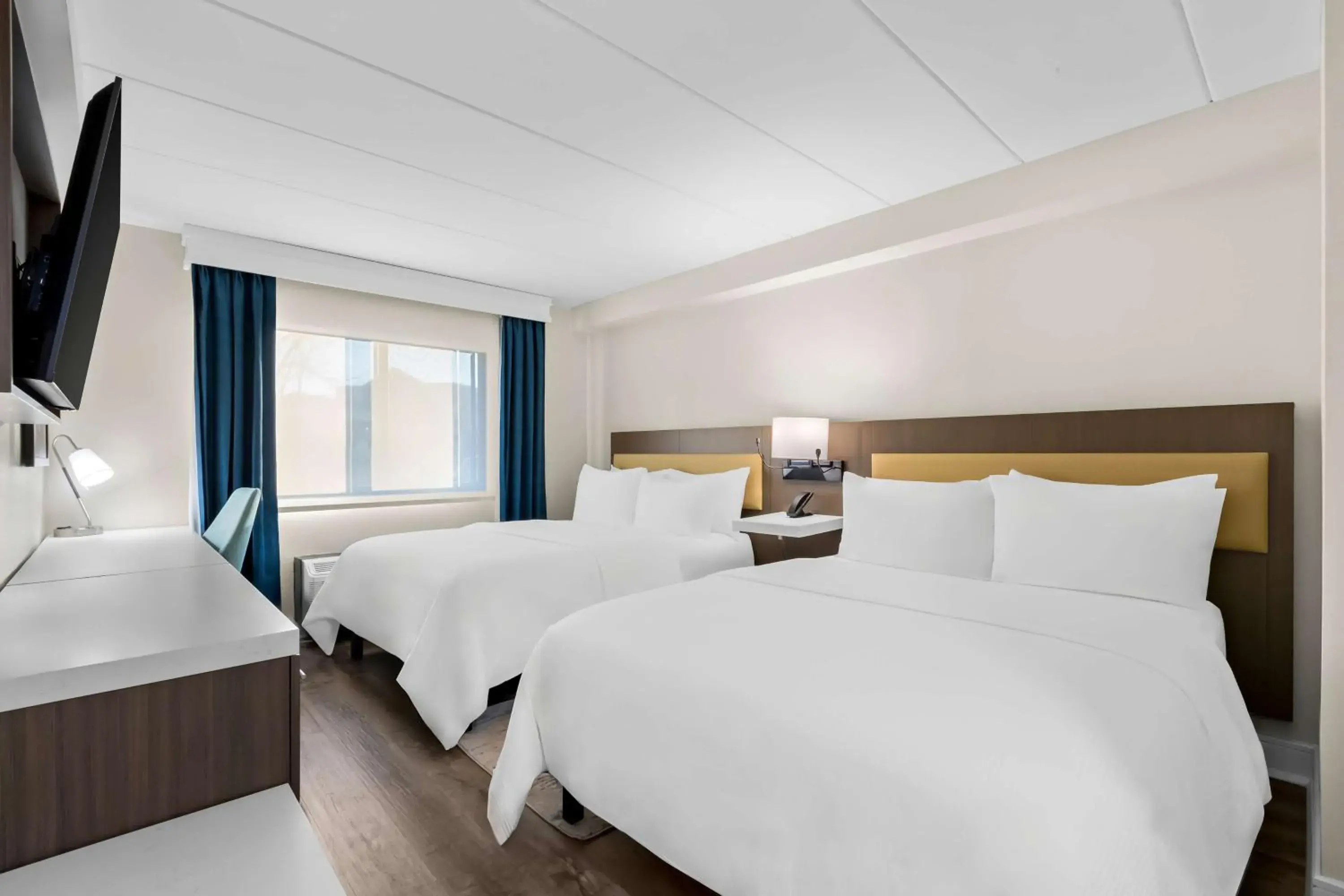 Bedroom, Bed in Latitude Suites Tinton Falls Eatontown - BW Premier Collection Bedroom, Bed in Latitude Suites Tinton Falls Eatontown - BW Premier Collection