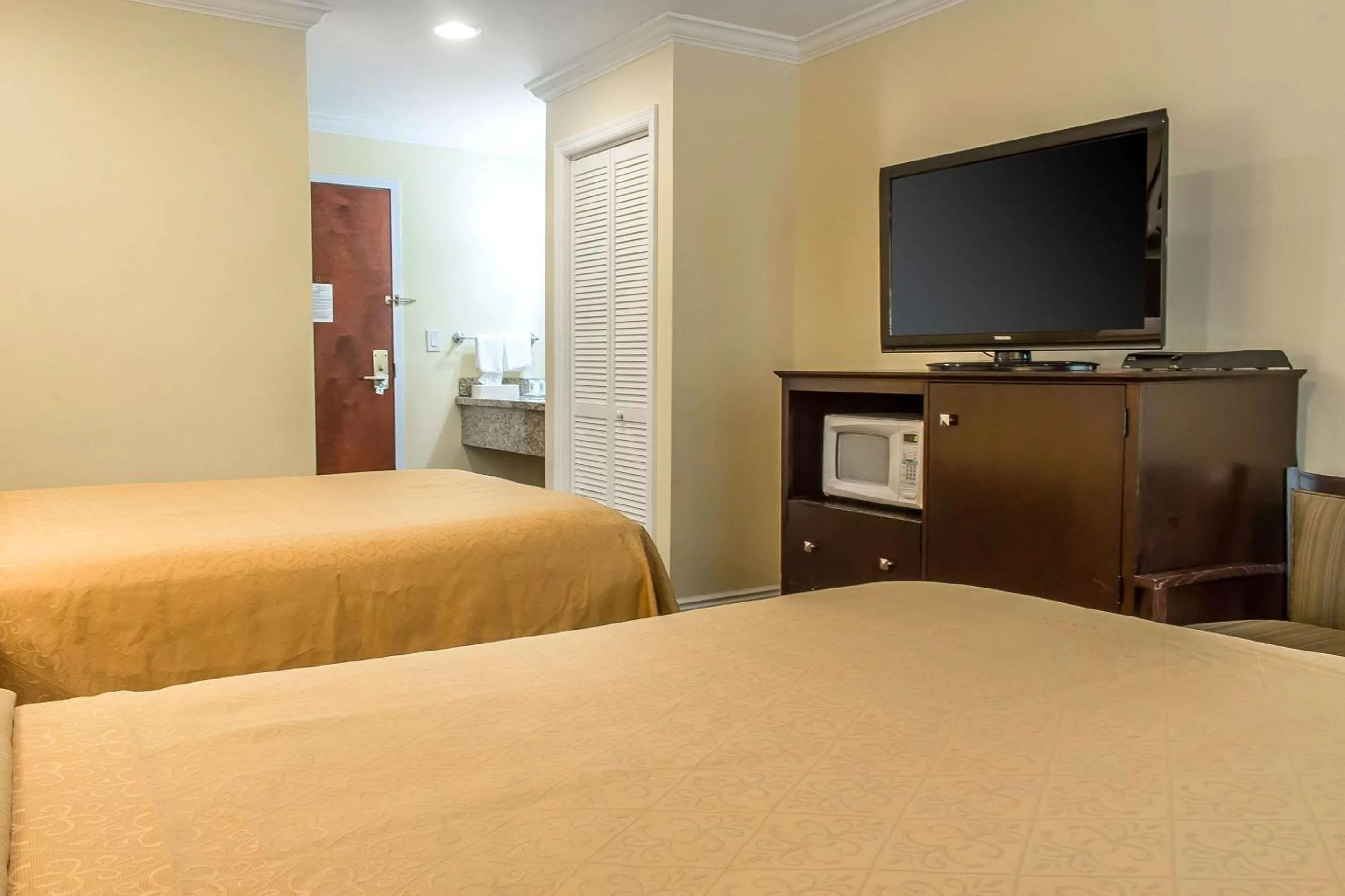 Photo of the whole room, Bed in Quality Inn near Mountain Creek