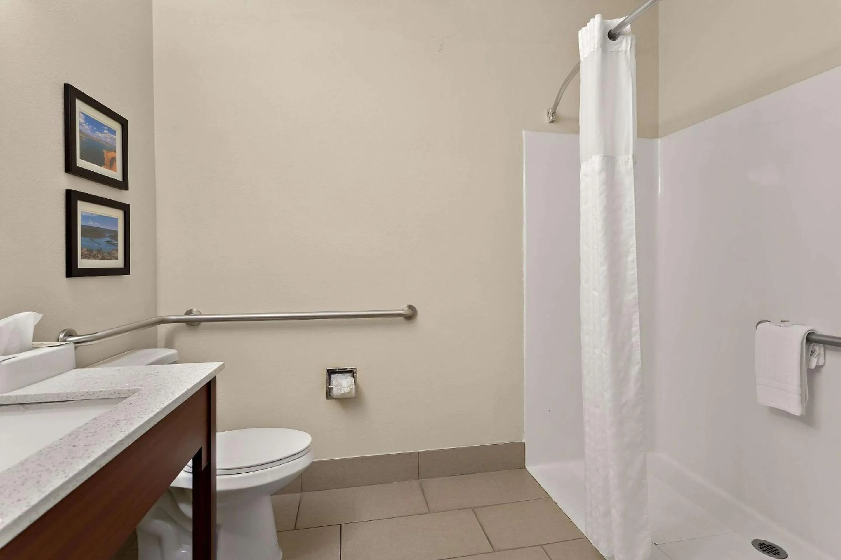 Bedroom in Comfort Suites University