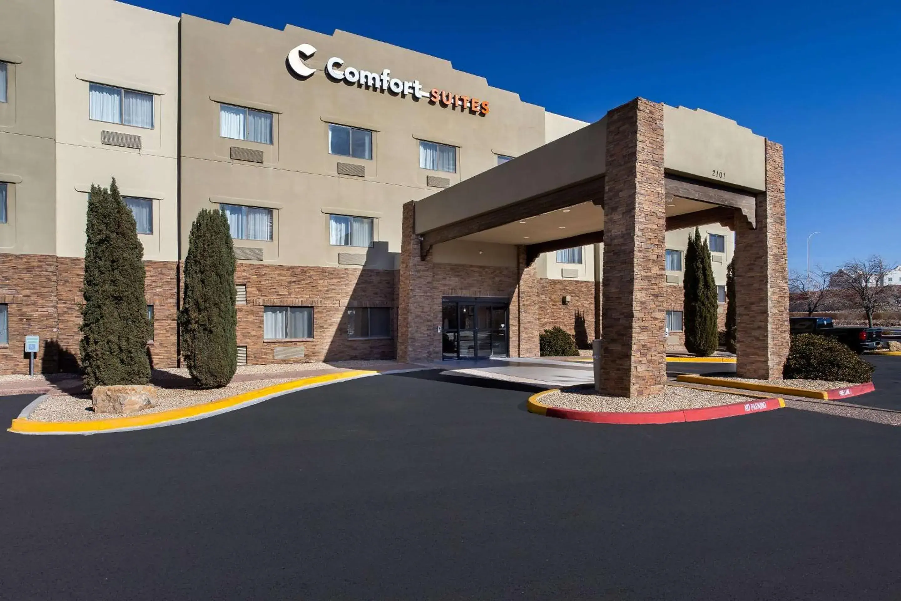 Property building in Comfort Suites University Property building in Comfort Suites University