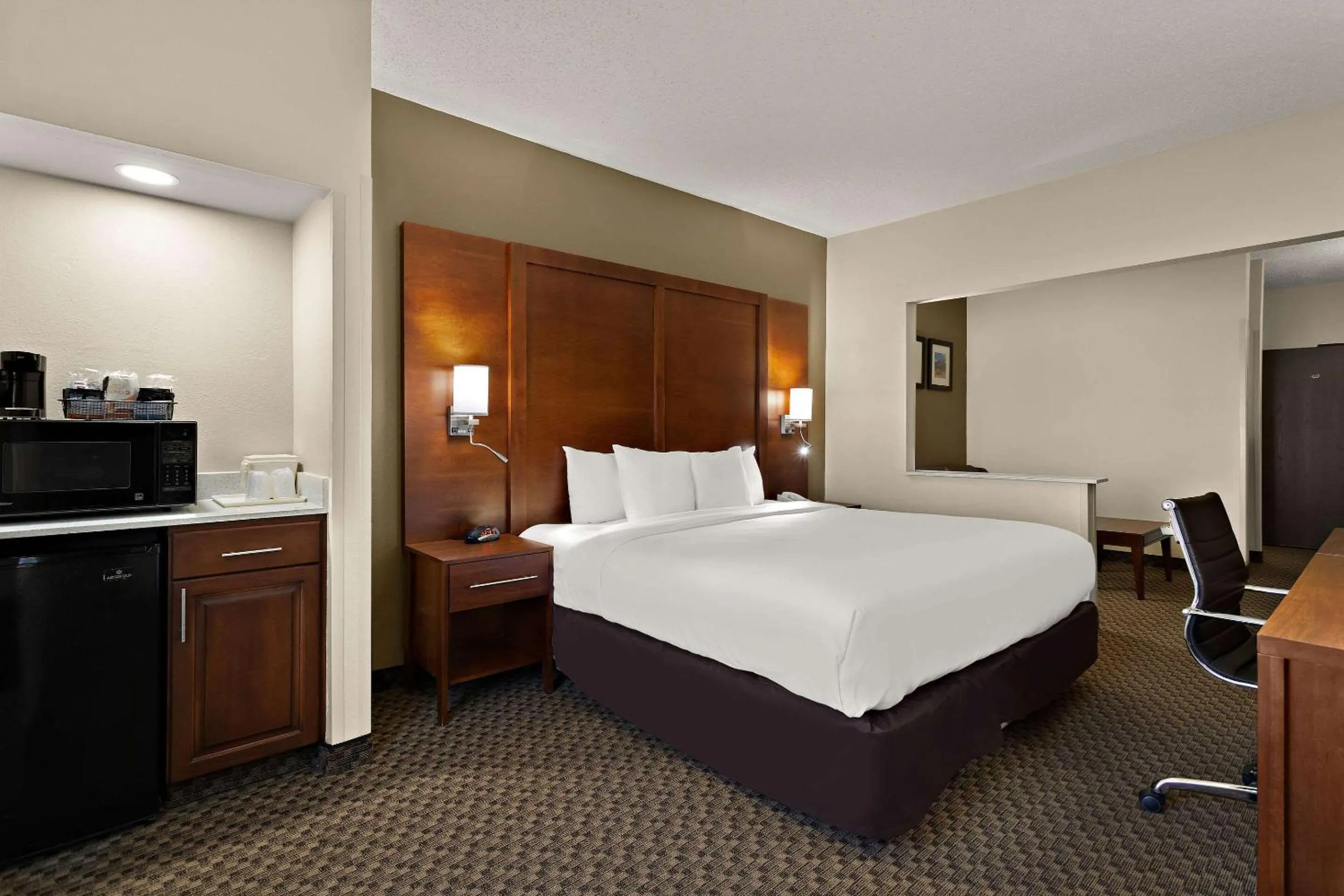 Bedroom, Bed in Comfort Suites University
