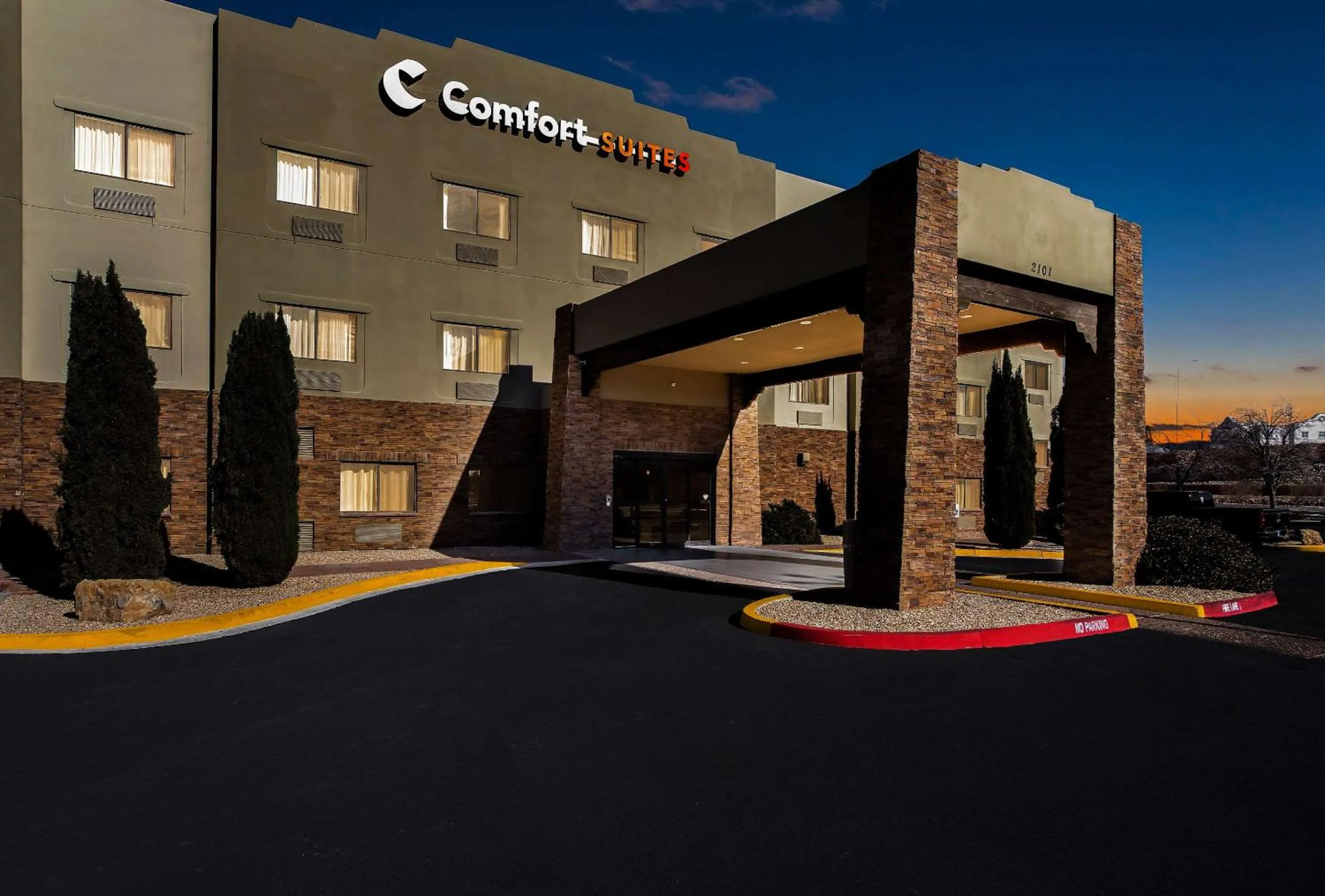 Property building in Comfort Suites University