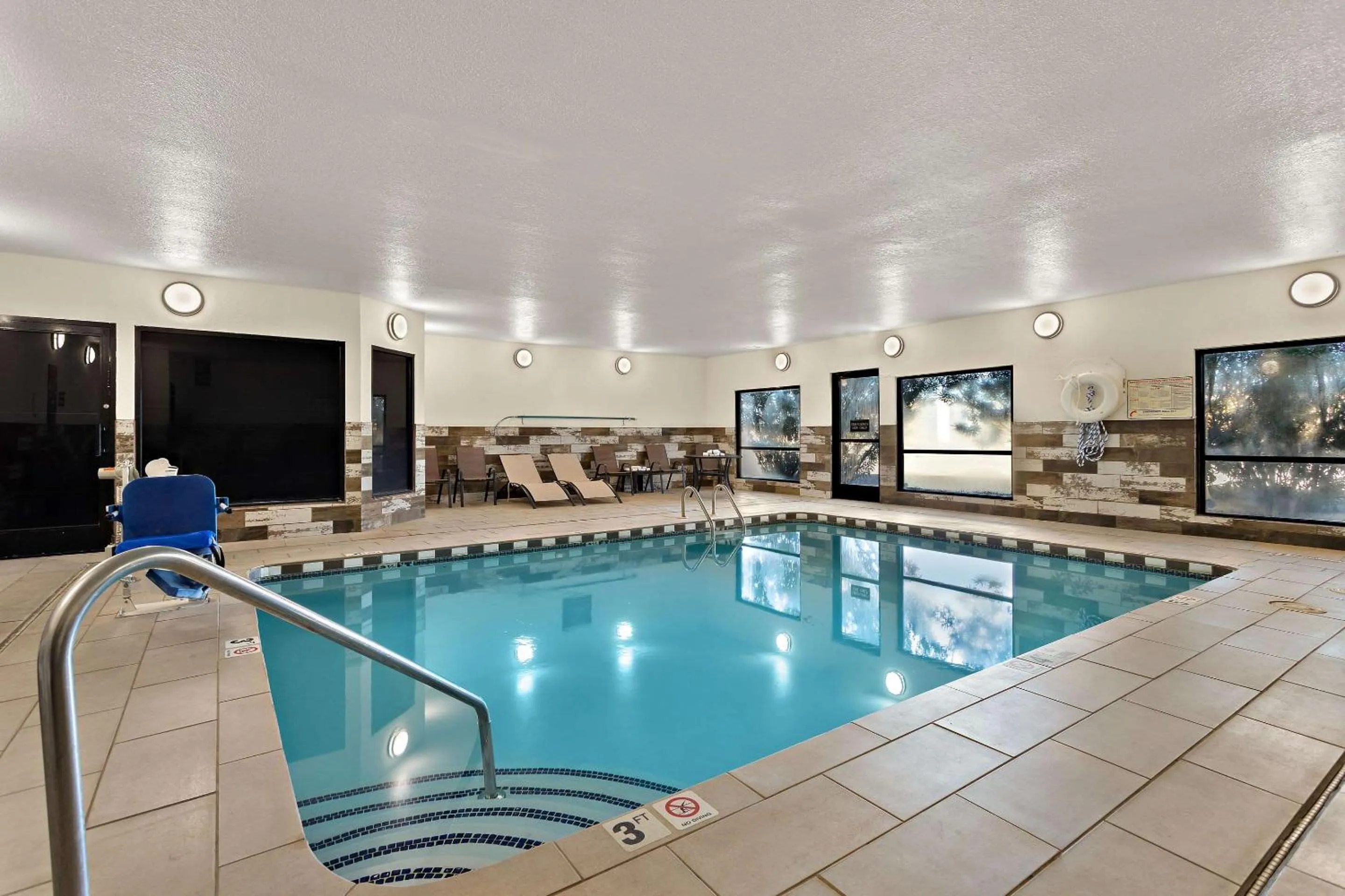 Swimming pool in Comfort Suites University