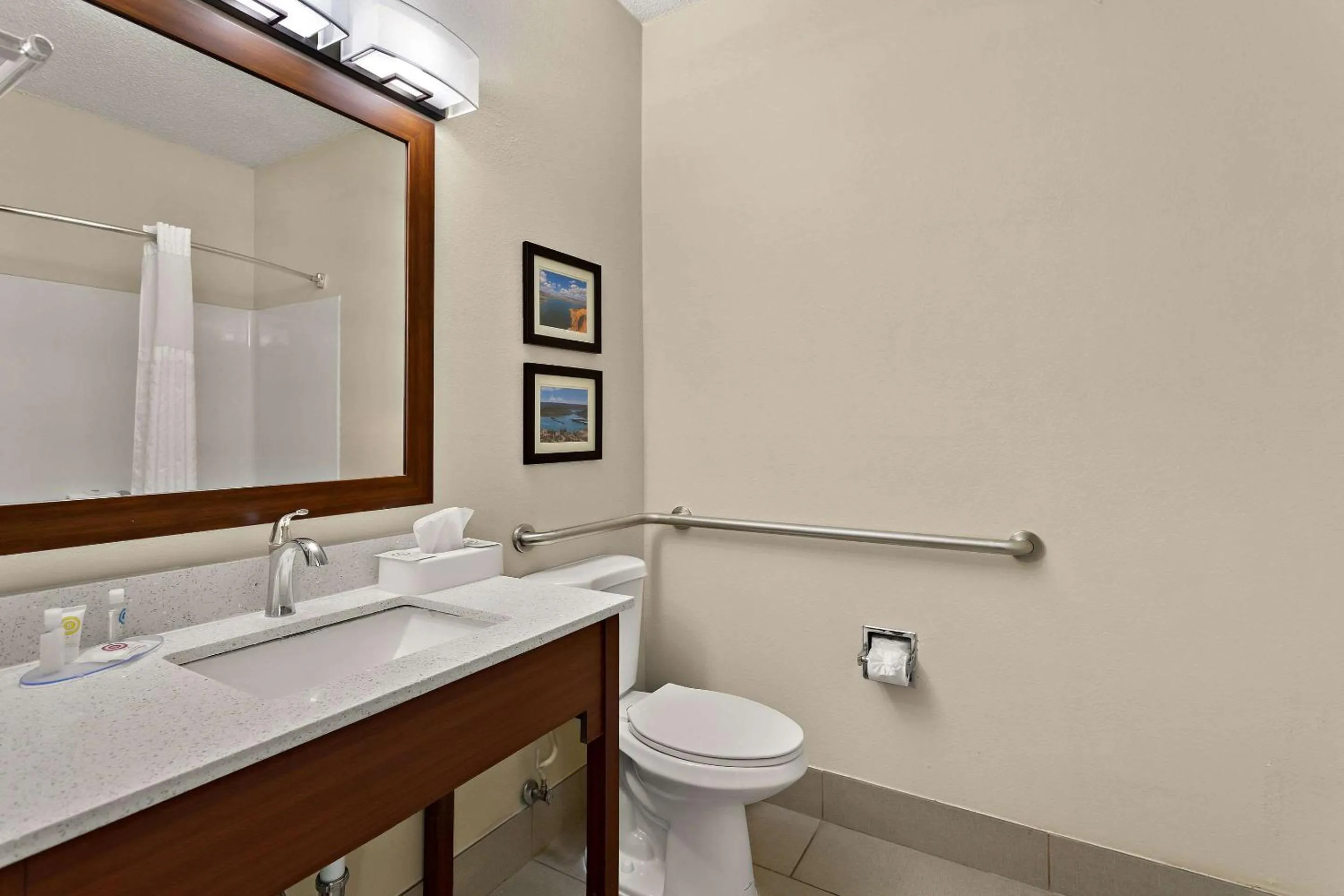 Bedroom in Comfort Suites University