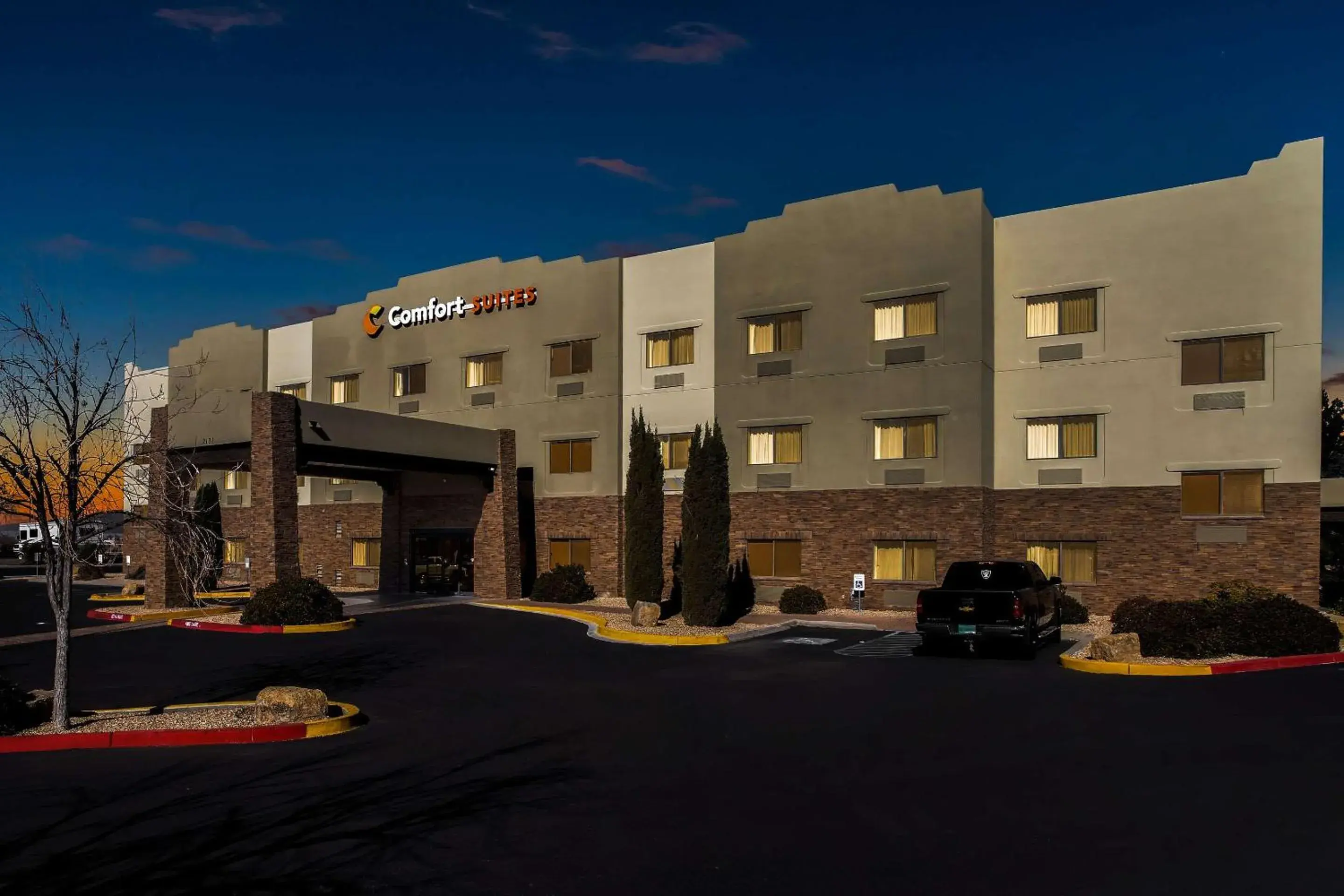 Property building in Comfort Suites University Property building in Comfort Suites University