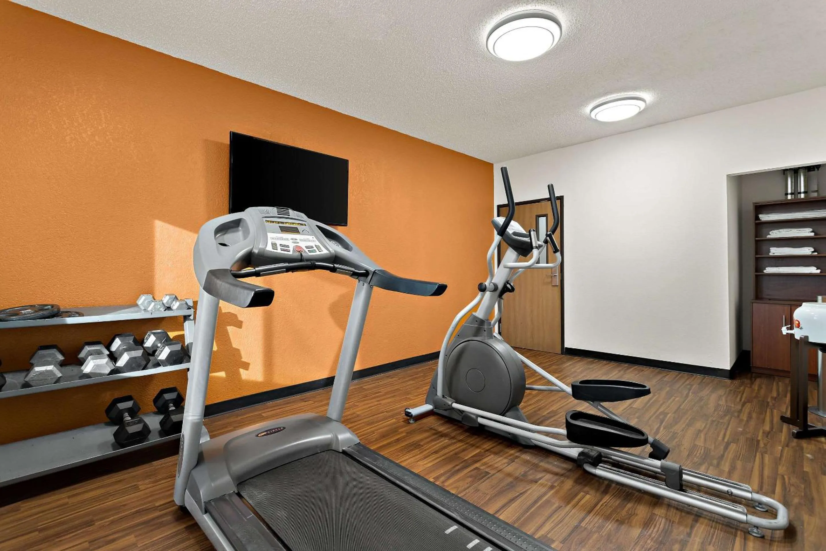 Fitness centre/facilities in Comfort Suites University