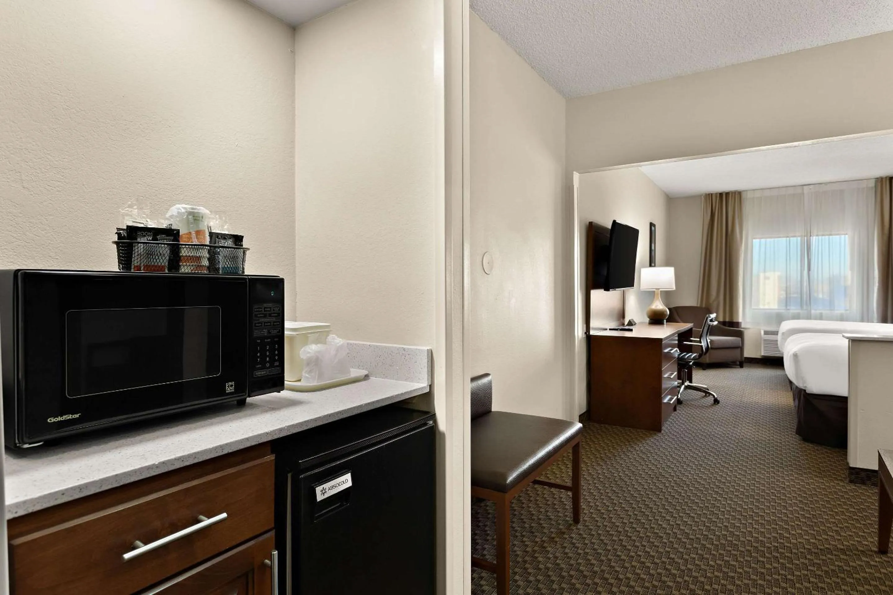 Bedroom, Bed in Comfort Suites University