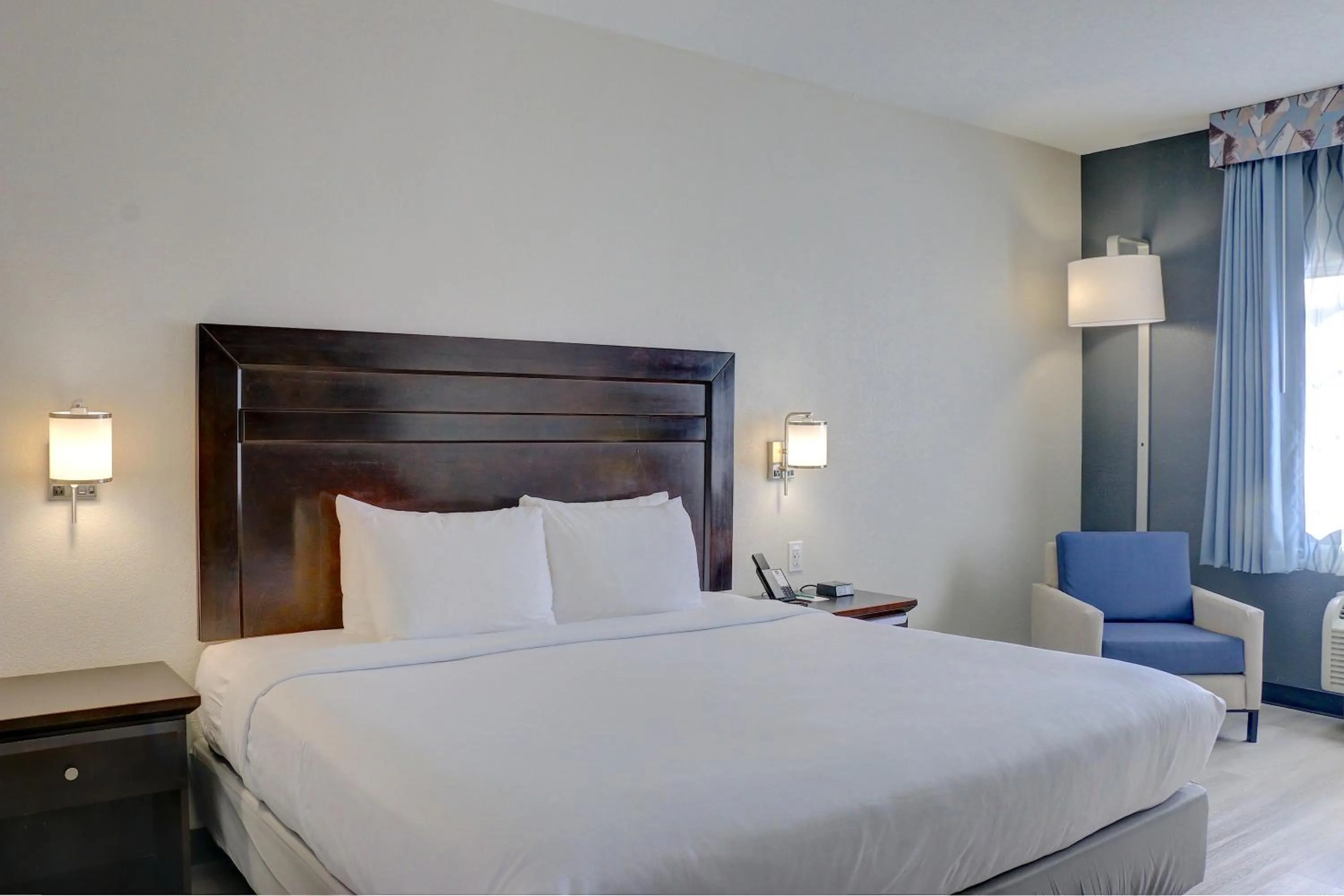 Bed in Quality Inn & Suites Roswell North