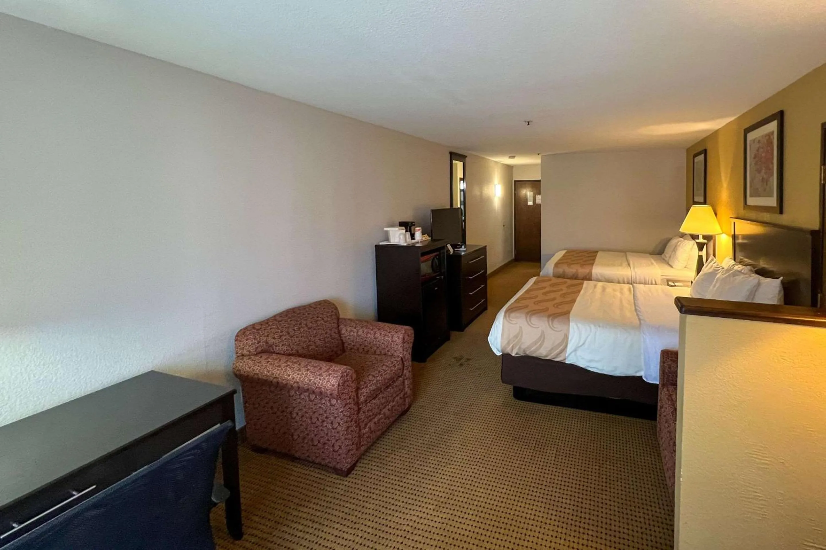 Bedroom, Bed in Quality Inn & Suites Farmington