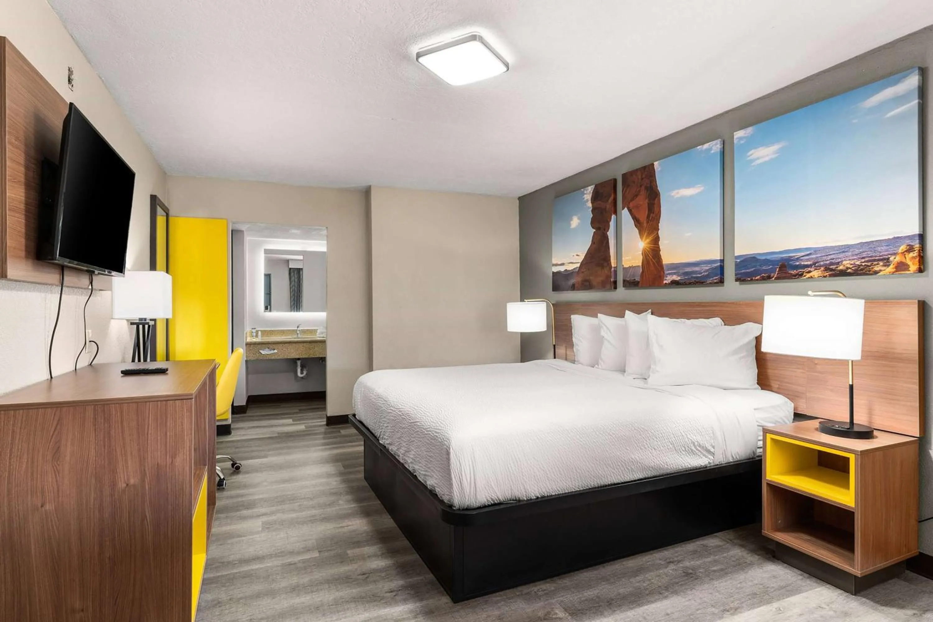 Photo of the whole room, Bed in Days inn by Wyndham Albuquerque Northeast