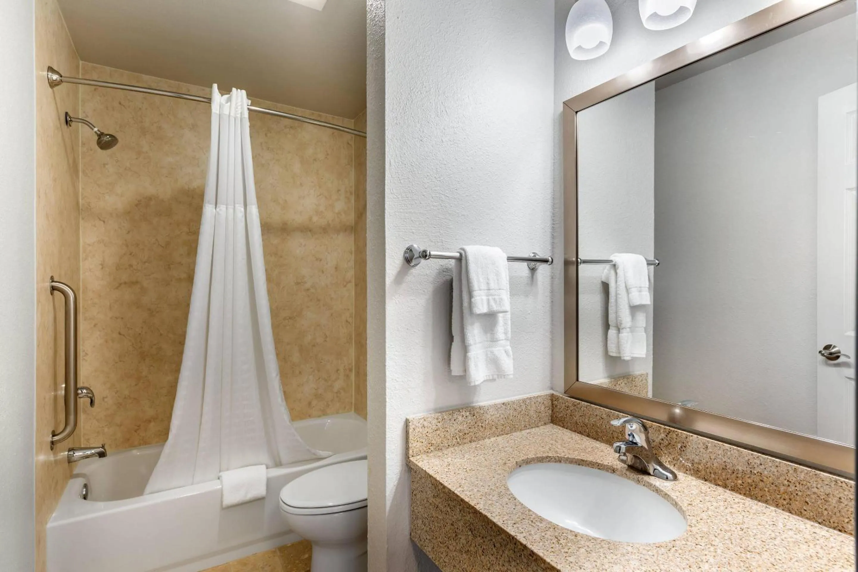 Bedroom in Econo Lodge Inn & Suites Socorro