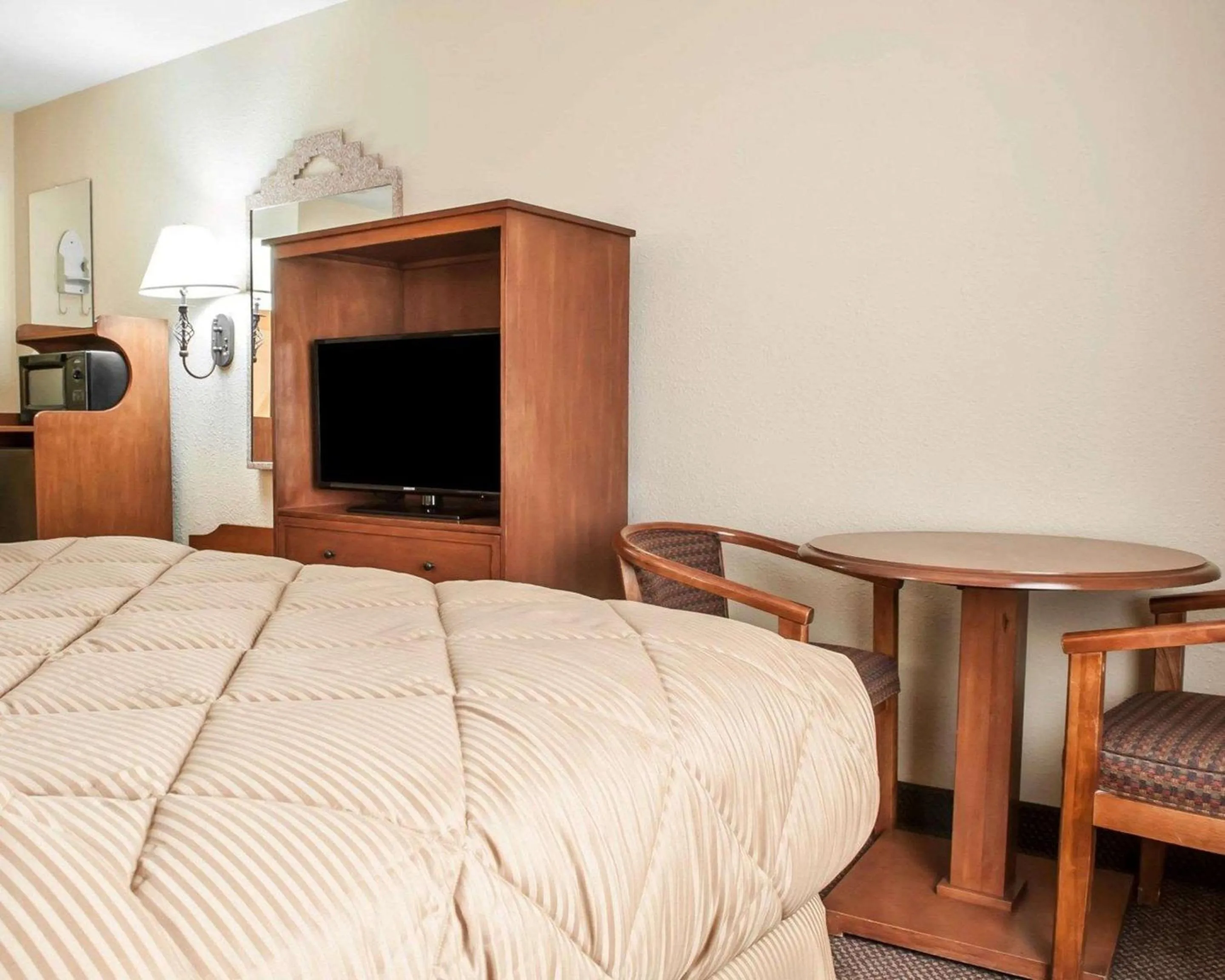 Photo of the whole room, Bed in Econo Lodge Las Cruces University Area