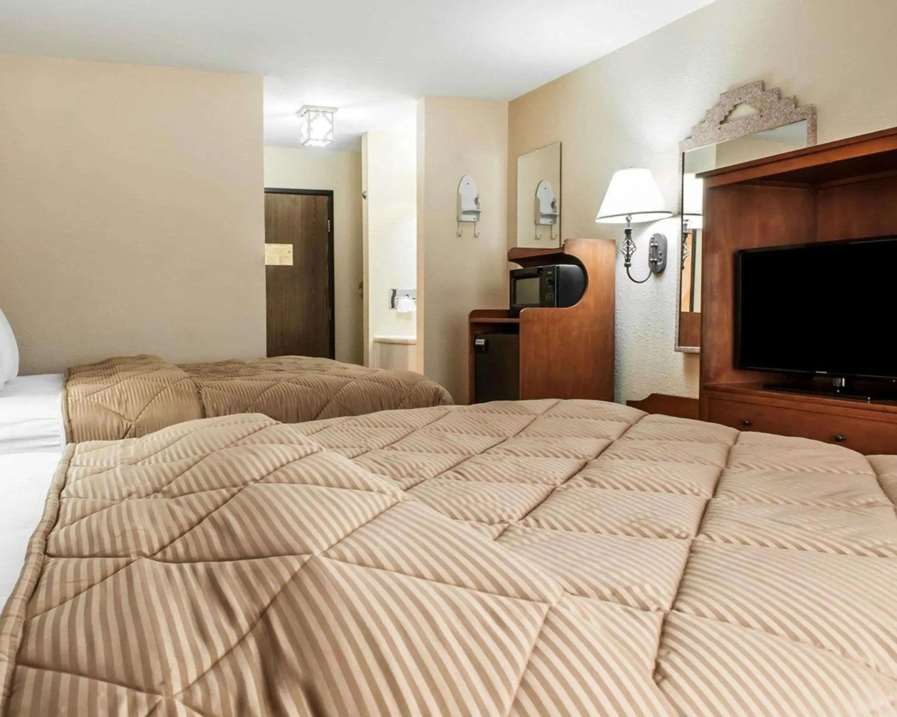 Queen Room with Two Queen Beds - Non-Smoking in Econo Lodge Las Cruces University Area Queen Room with Two Queen Beds - Non-Smoking in Econo Lodge Las Cruces University Area