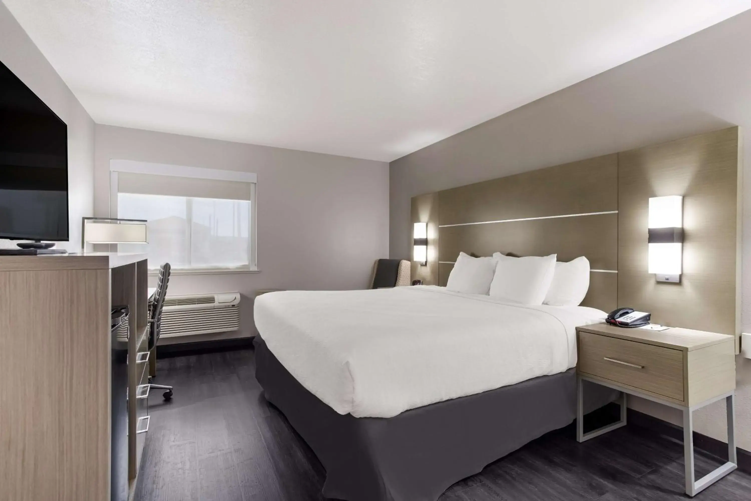 King Room with Walk-In Shower - Mobility Access in Best Western Grants Inn King Room with Walk-In Shower - Mobility Access in Best Western Grants Inn