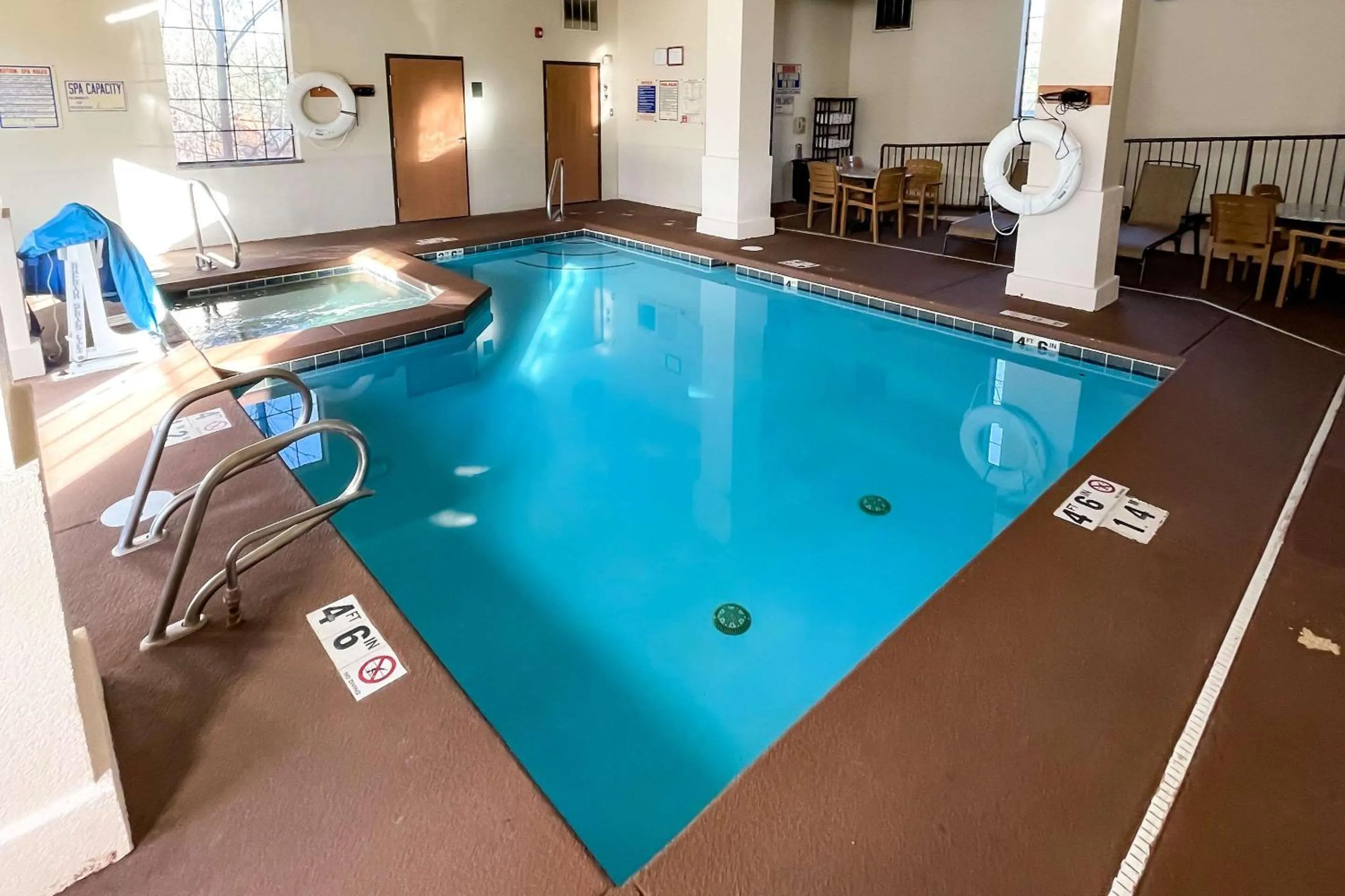 Swimming pool in Comfort Inn & Suites Midtown