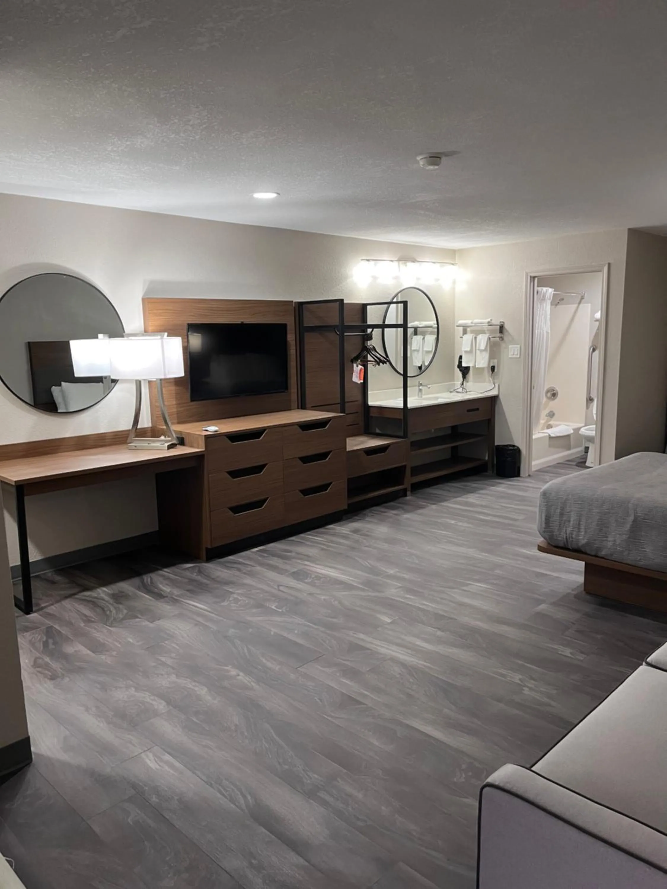 TV and multimedia, Bed in Quality Inn & Suites Near White Sands National Park