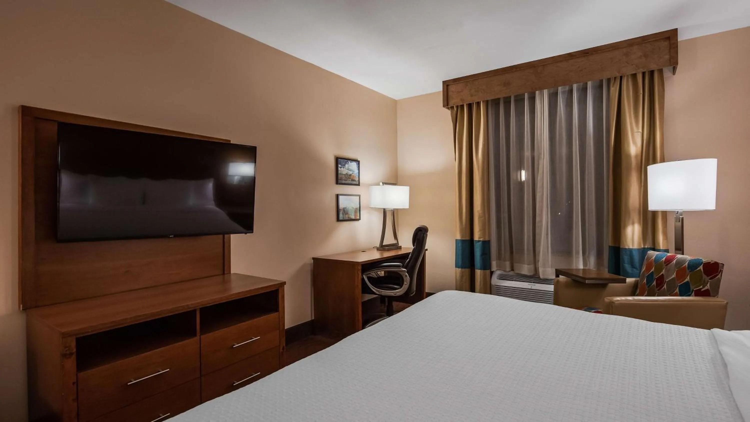 Photo of the whole room, Bed in Best Western Cannon A.F.B.