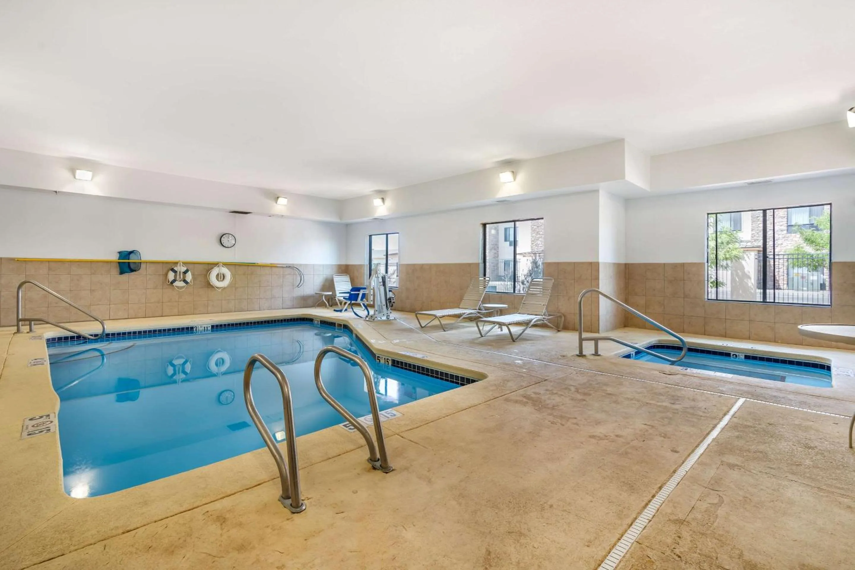 Swimming pool in Comfort Suites Gallup East Route 66 and I-40