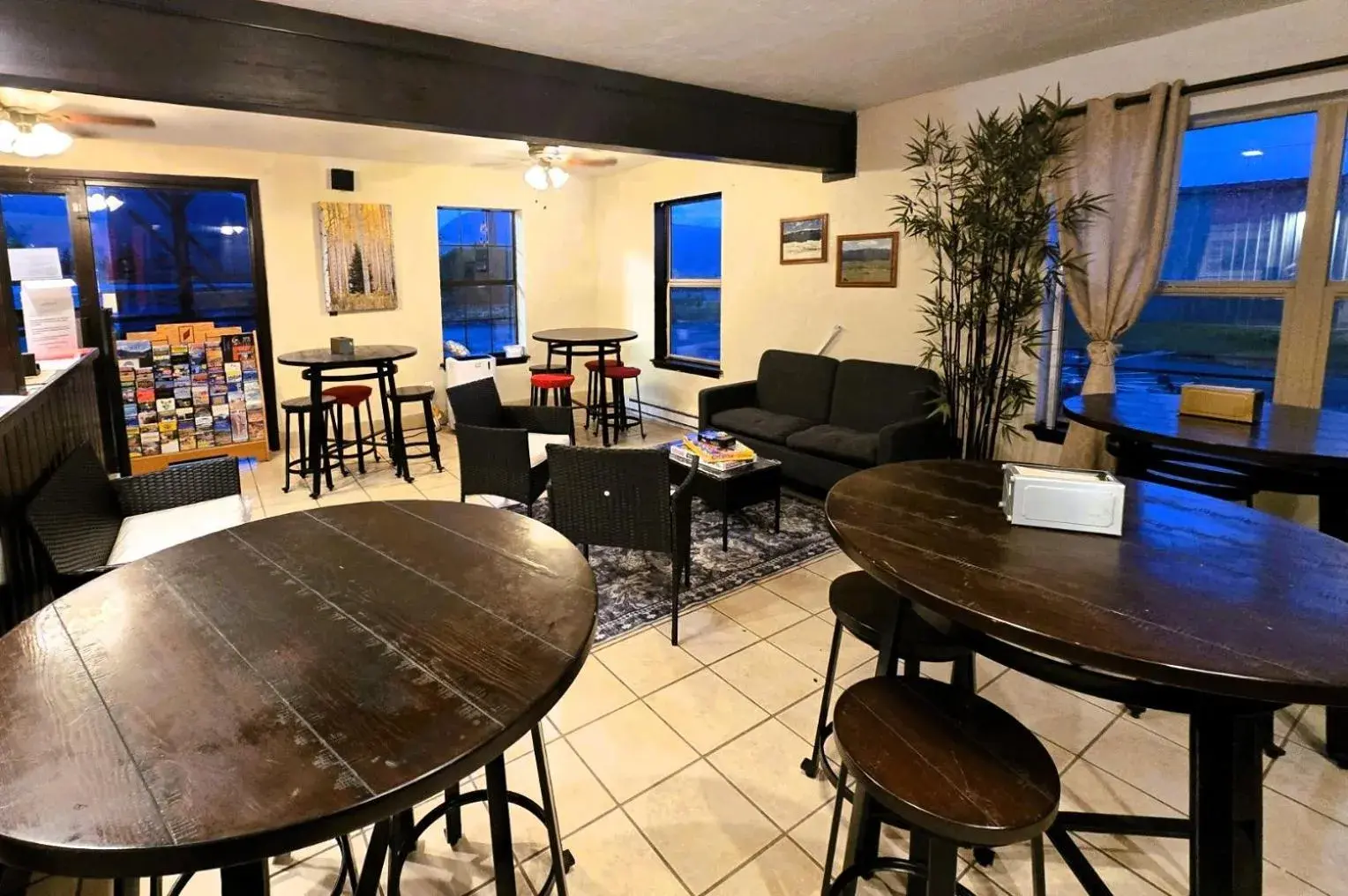 Lobby or reception in Econo Lodge Eagle Nest Lobby or reception in Econo Lodge Eagle Nest