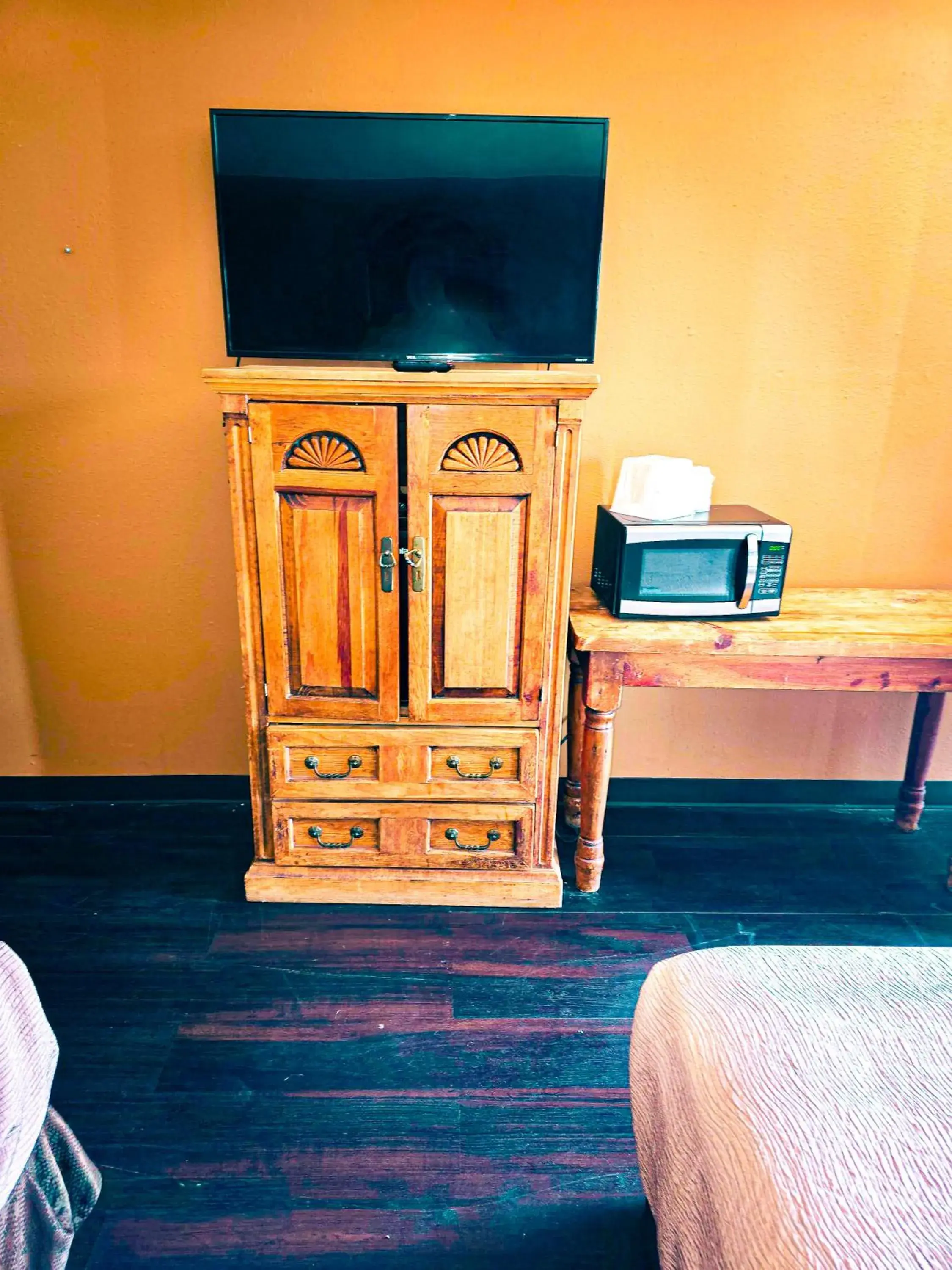 TV and multimedia, Bed in Econo Lodge Eagle Nest TV and multimedia, Bed in Econo Lodge Eagle Nest