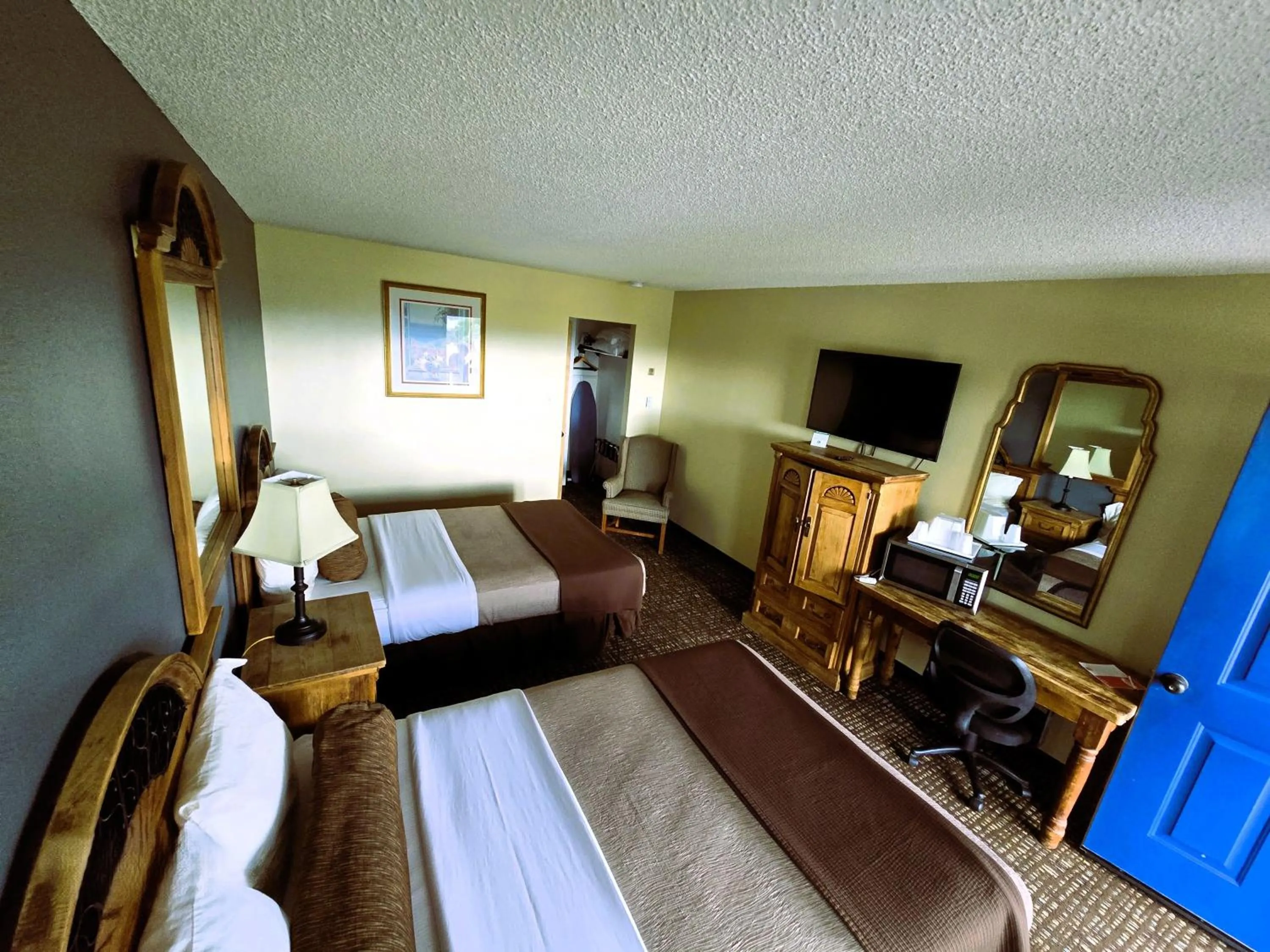 TV and multimedia, Bed in Econo Lodge Eagle Nest