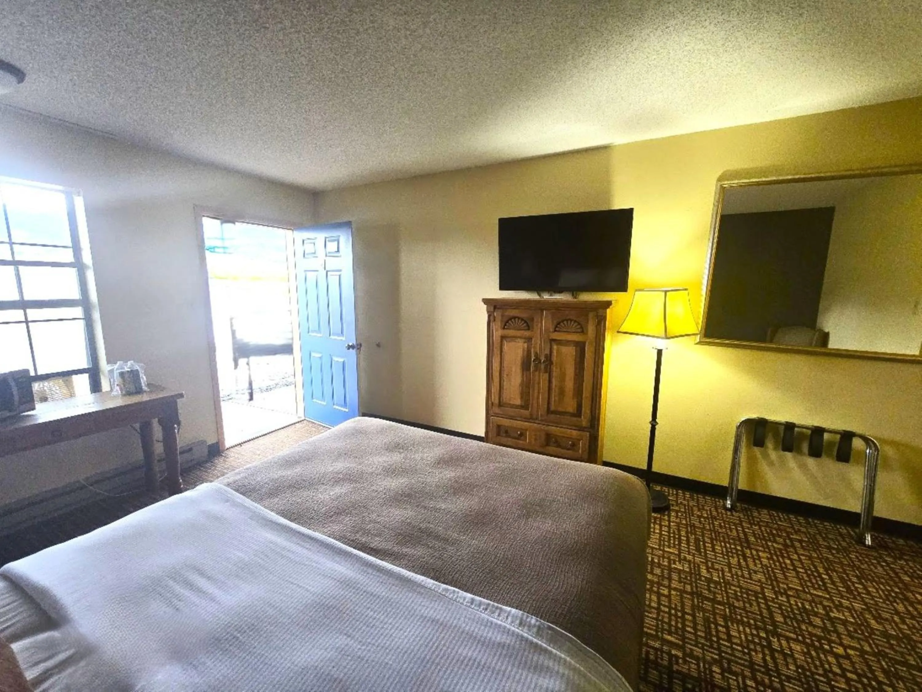 Photo of the whole room, Bed in Econo Lodge Eagle Nest