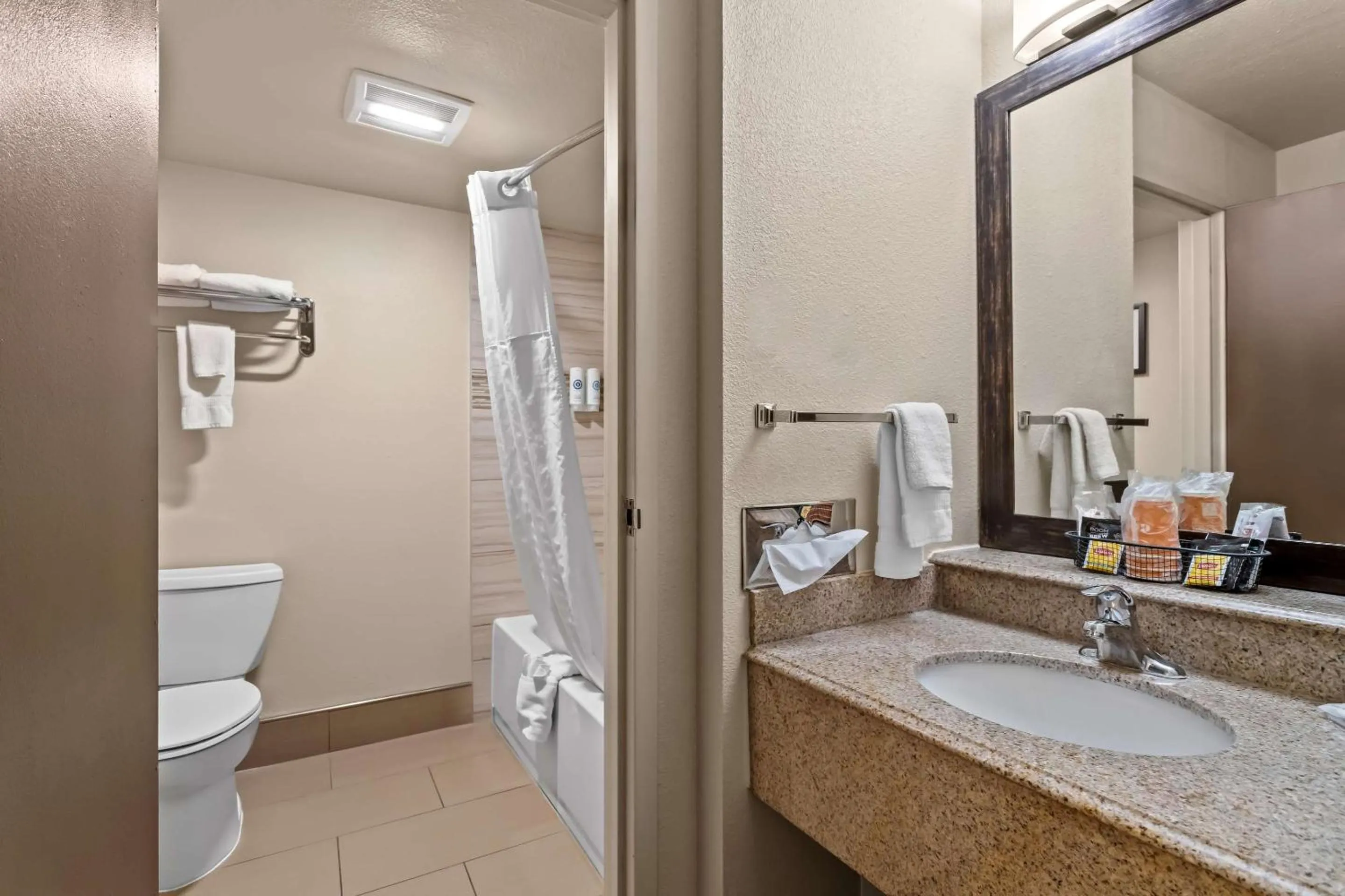 Bedroom in Comfort Inn Santa Rosa on Route 66