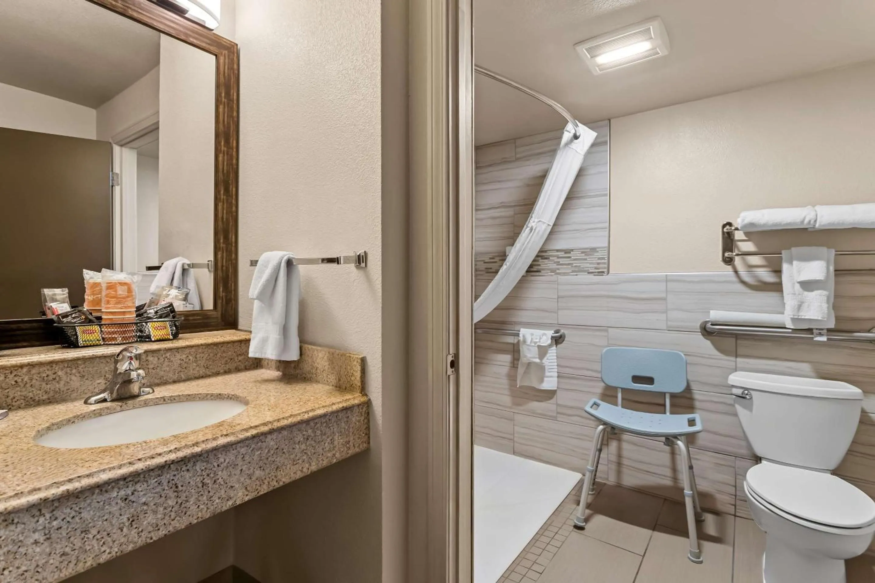 Bedroom in Comfort Inn Santa Rosa on Route 66