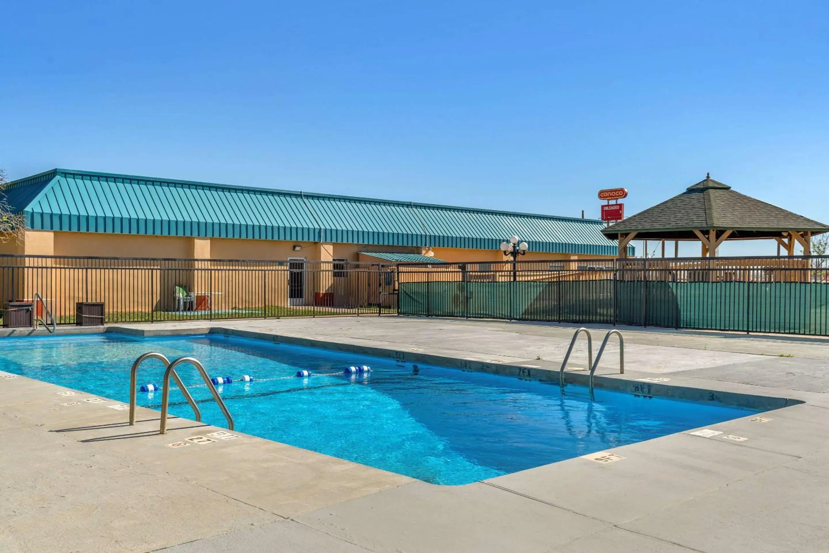 Swimming pool in Quality Inn Tucumcari Swimming pool in Quality Inn Tucumcari