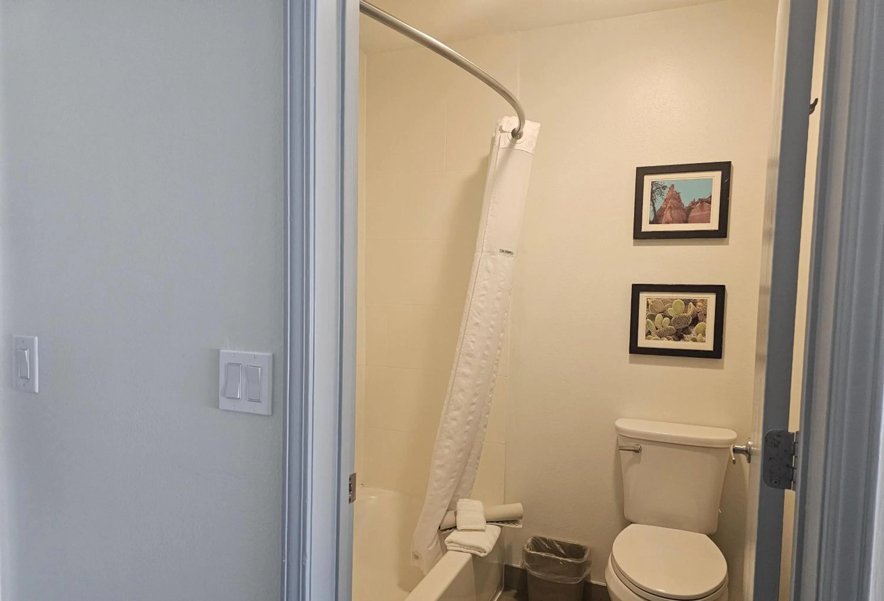 Bathroom in Wingate by Wyndham Los Alamos