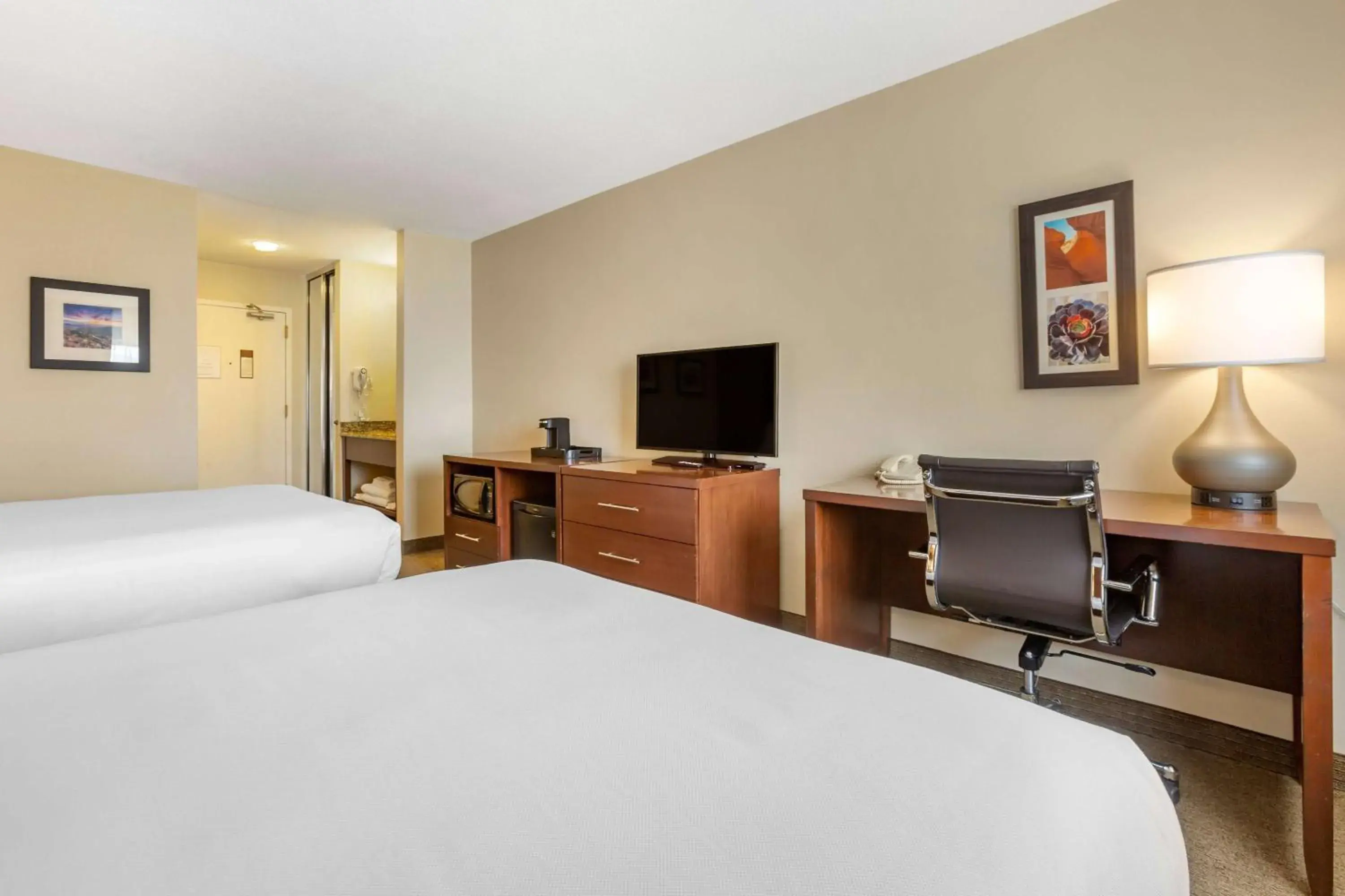 Photo of the whole room, Bed in Wingate by Wyndham Los Alamos Photo of the whole room, Bed in Wingate by Wyndham Los Alamos