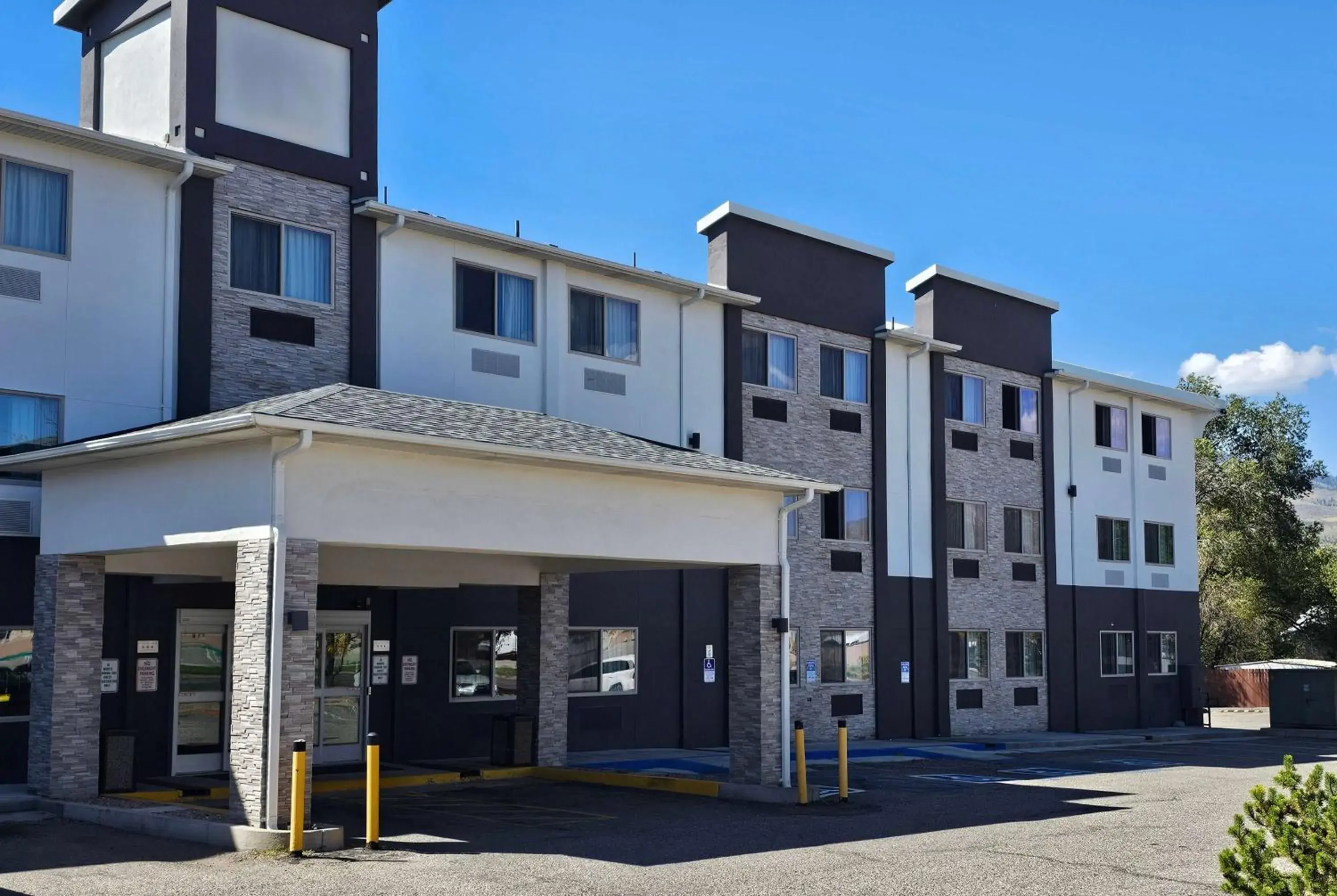 Property building in Wingate by Wyndham Los Alamos Property building in Wingate by Wyndham Los Alamos