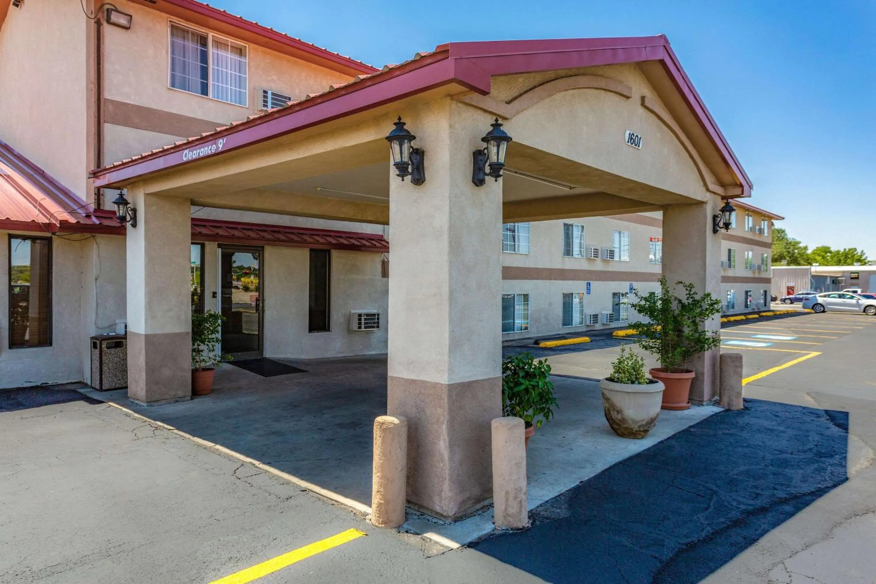 Property building in Rodeway Inn Farmington