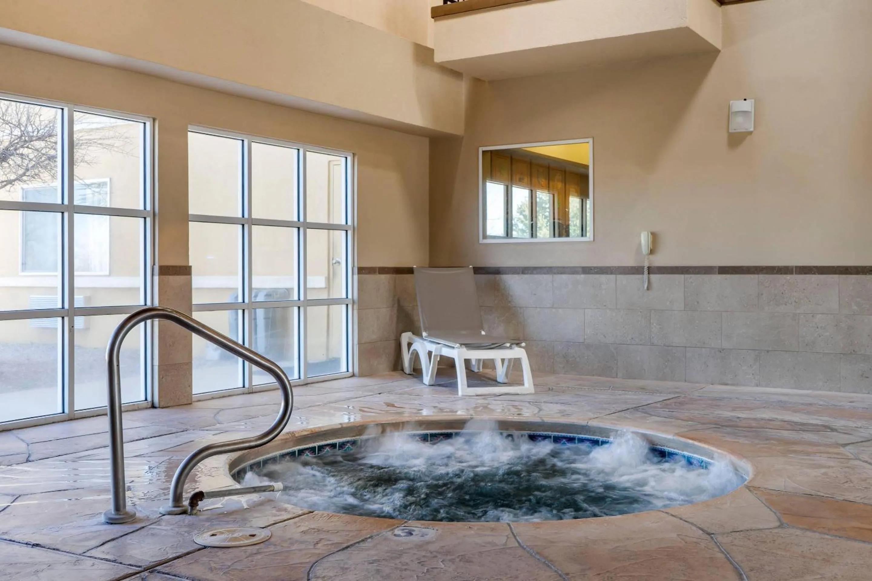 Swimming pool in Comfort Inn Albuquerque Airport