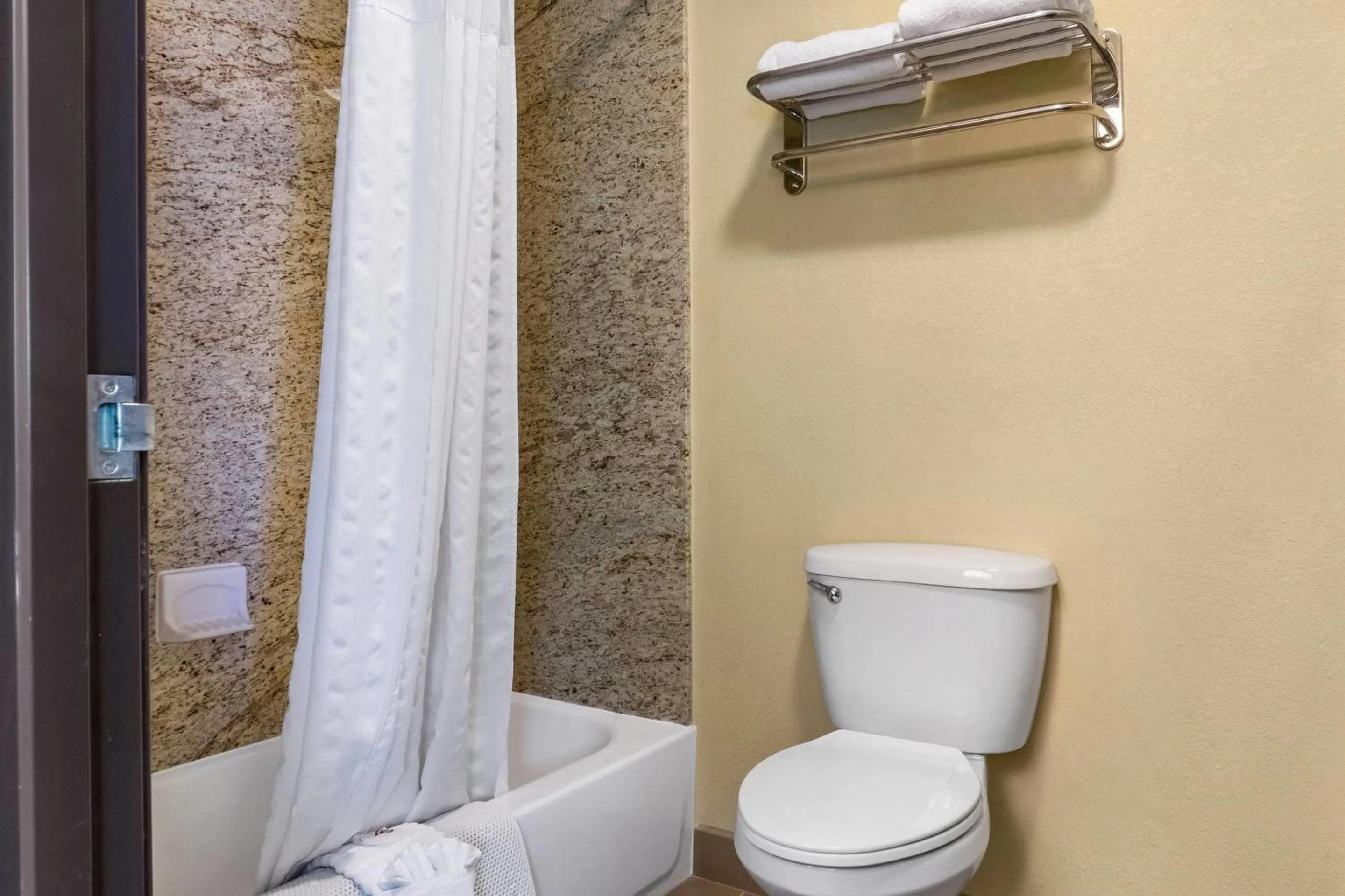 Bedroom in Comfort Inn Albuquerque Airport